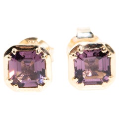 Boucles d'oreilles contemporaines à clous en or rose 9 carats et spinelle violet profond