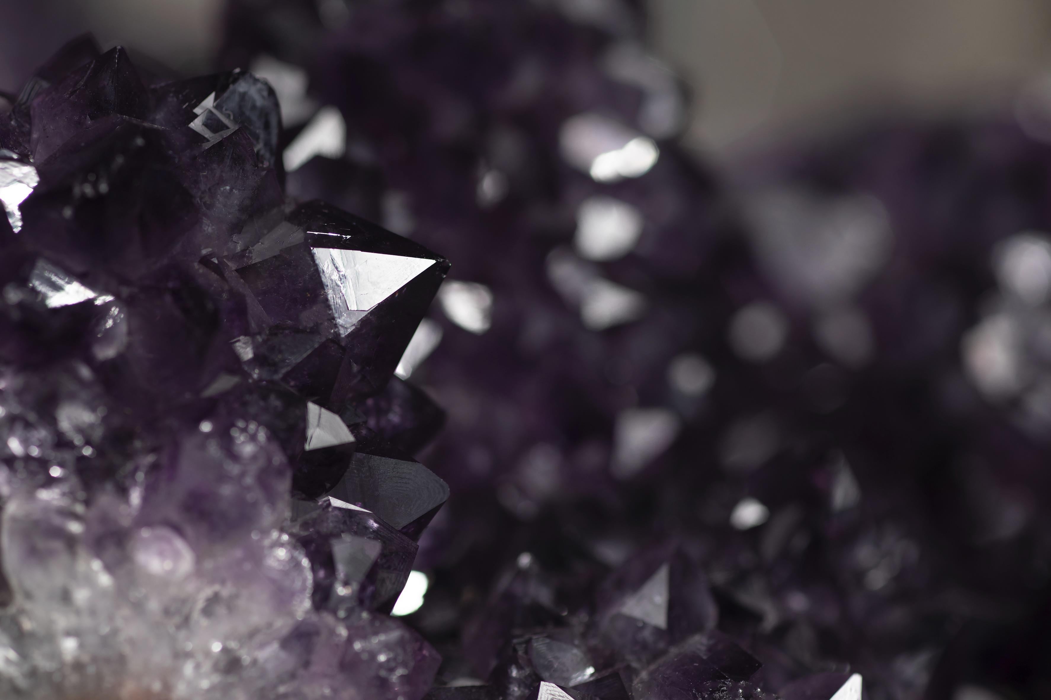 Pequeño racimo de formaciones de estalactitas de amatista - Pieza de exposición mineral Uruguayo en venta