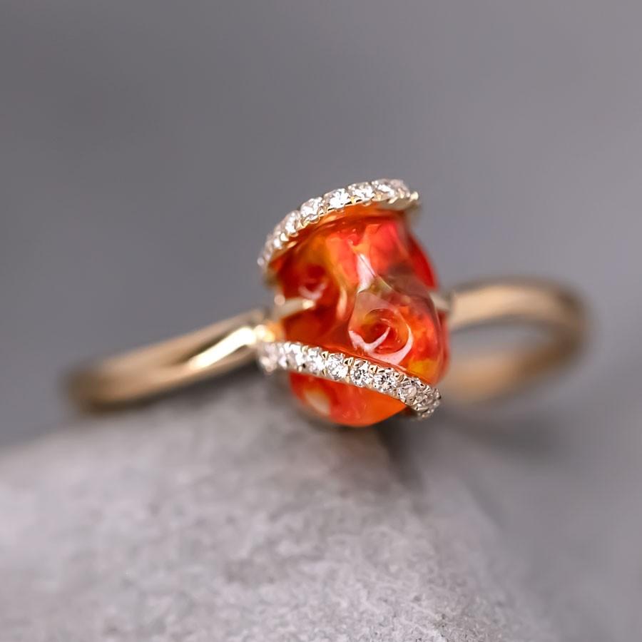 Tiefroter mexikanischer Feueropal Diamant Verlobungsring in 18K Gelbgold




Kostenloser Inlandsversand mit USPS First Class! Kostenlose Geschenktüte oder -box zu jeder Bestellung!



Der Opal, die Königin der Edelsteine, ist einer der schönsten