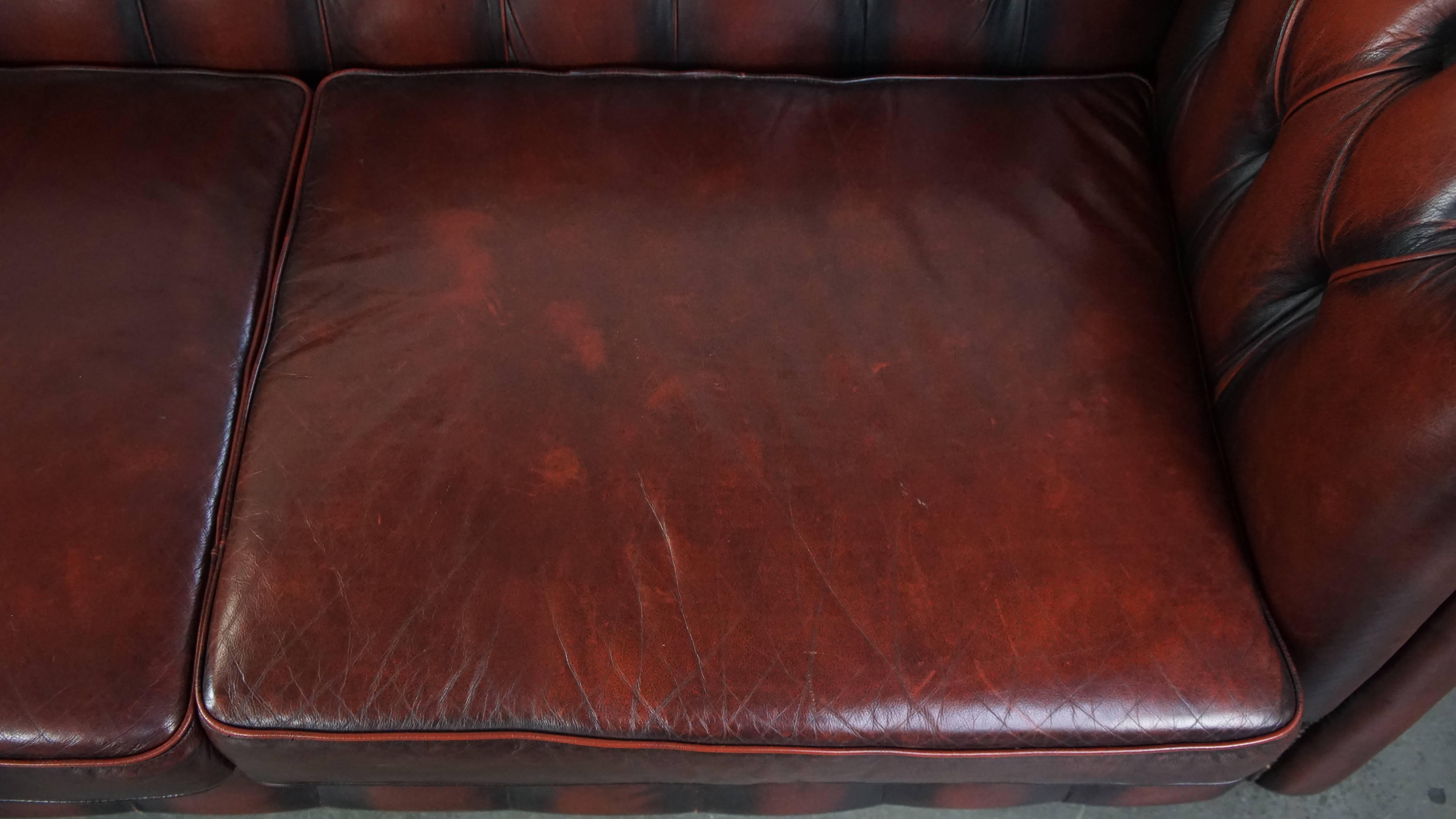 Sofá Chesterfield de 2,5 plazas en Piel de Vacuno Rojo Profundo Flameado en venta 4