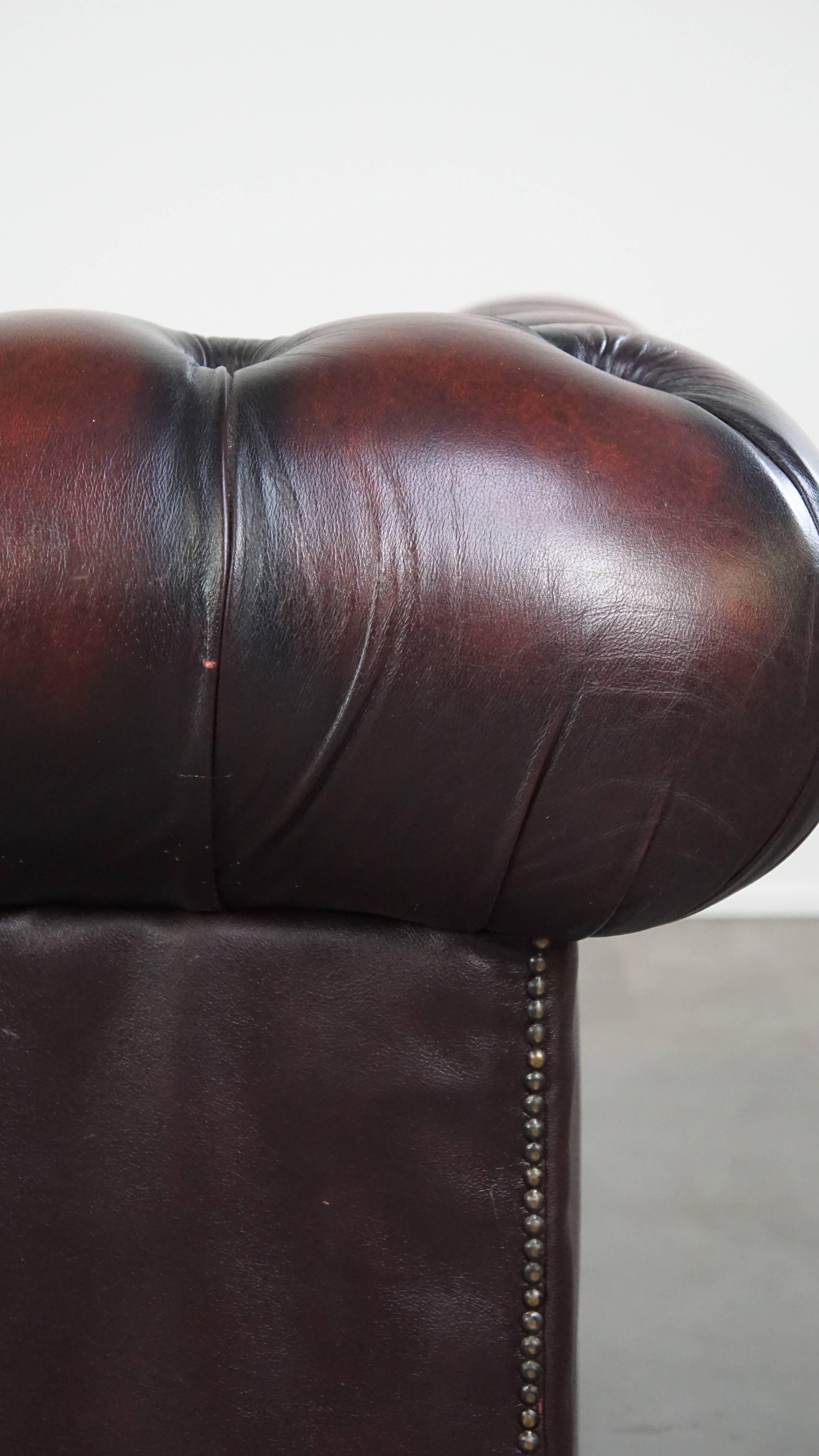 Sofá Chesterfield de 2,5 plazas en Piel de Vacuno Rojo Profundo Flameado en venta 7