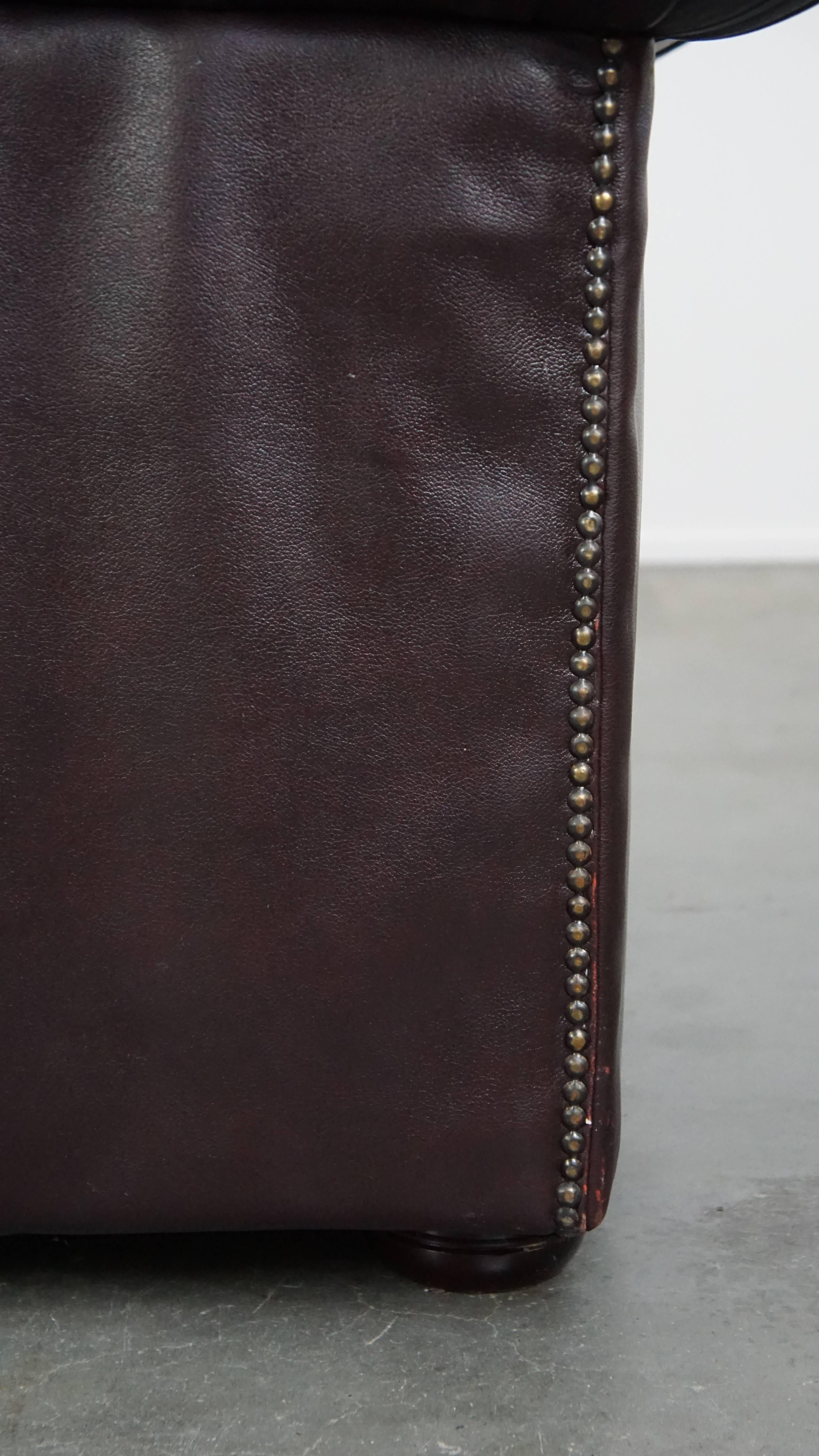 Sofá Chesterfield de 2,5 plazas en Piel de Vacuno Rojo Profundo Flameado en venta 8
