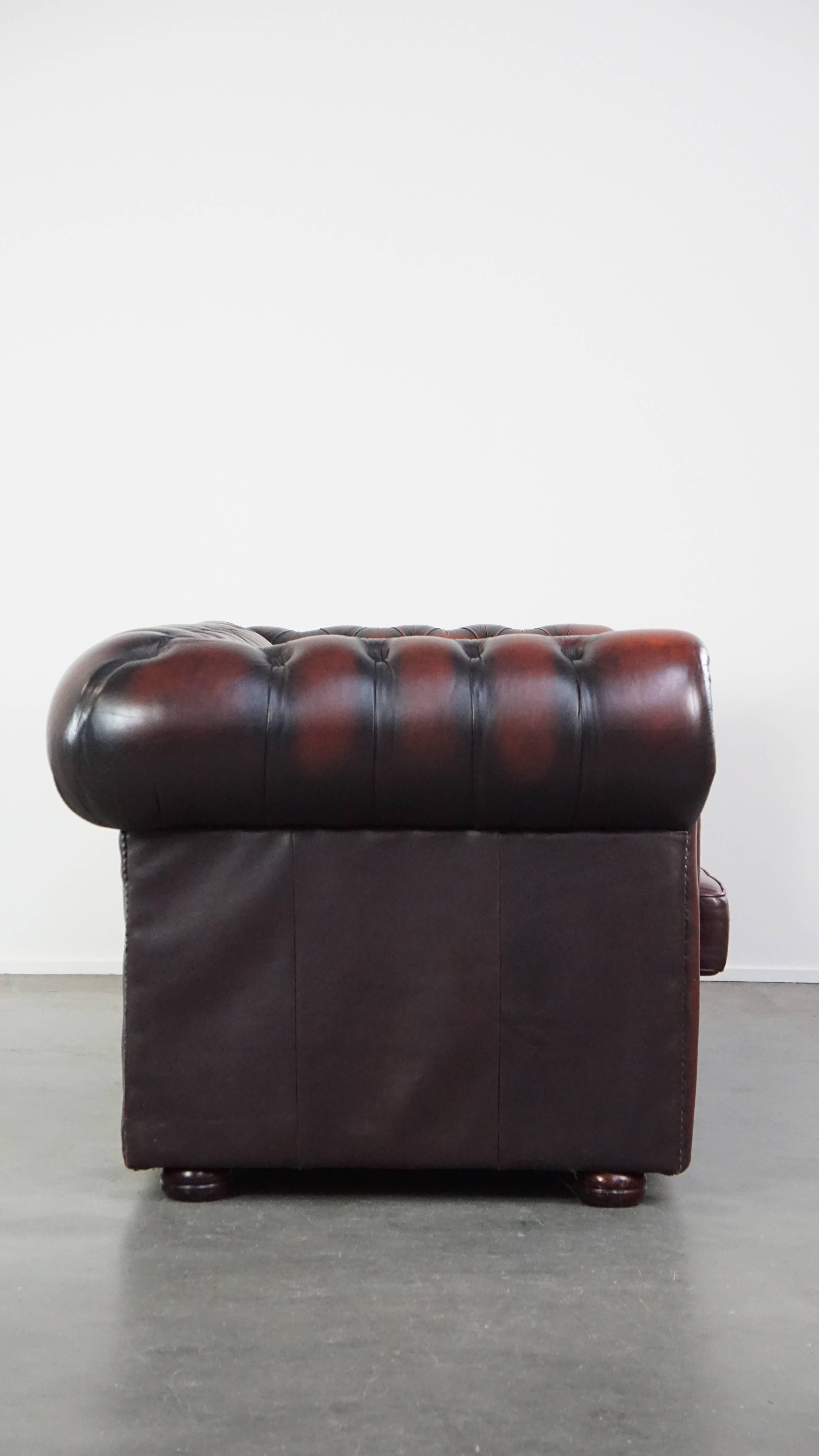 Se ofrece este impresionante sofá Chesterfield de 2,5 plazas en piel de vacuno, de color rojo fuego intenso y muy cómodo.

Este impresionante Chesterfield de cuero de 2,5 plazas es un bello complemento para casi cualquier interior. Su color rojo
