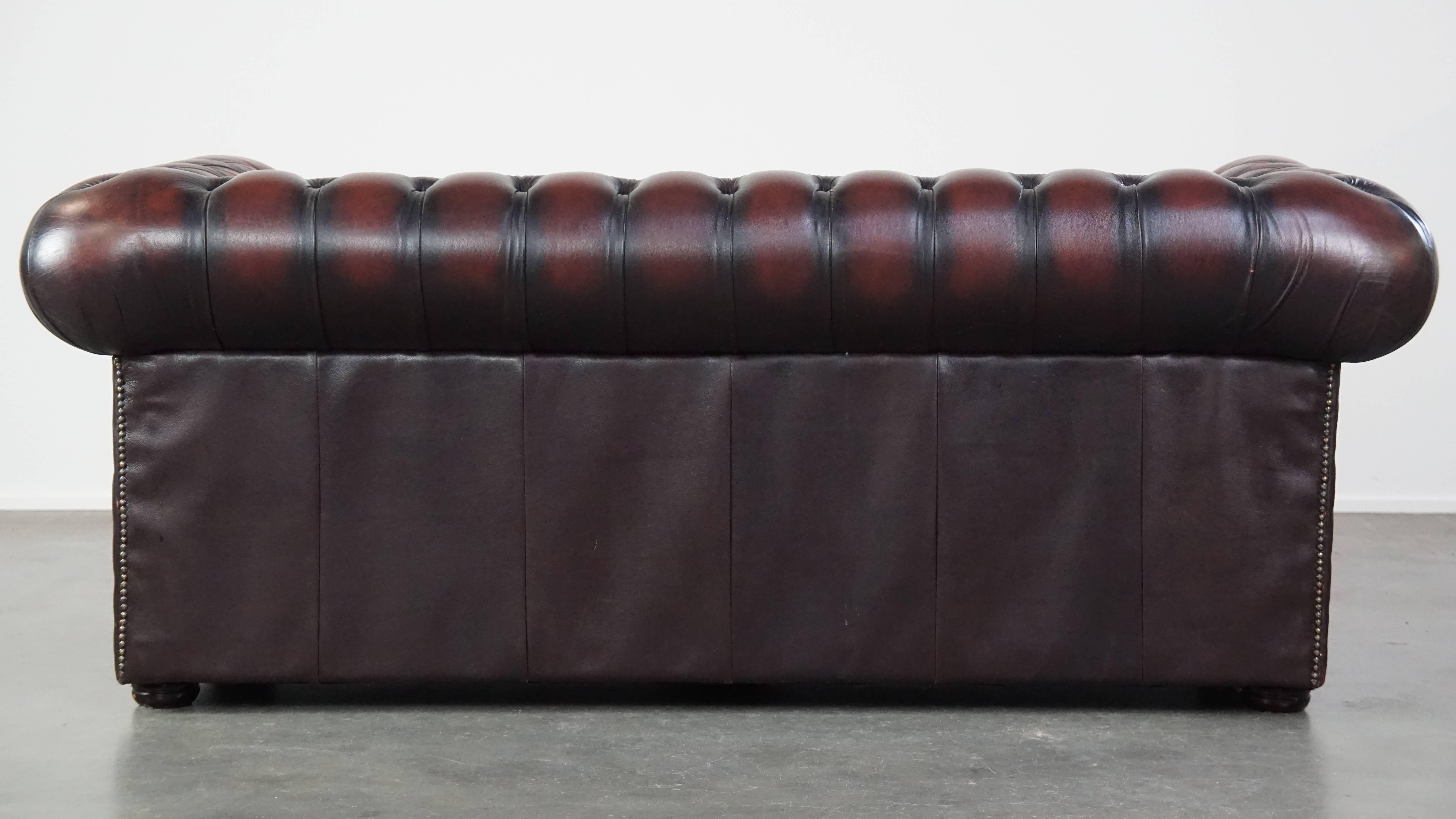 Sofá Chesterfield de 2,5 plazas en Piel de Vacuno Rojo Profundo Flameado Hecho a mano en venta