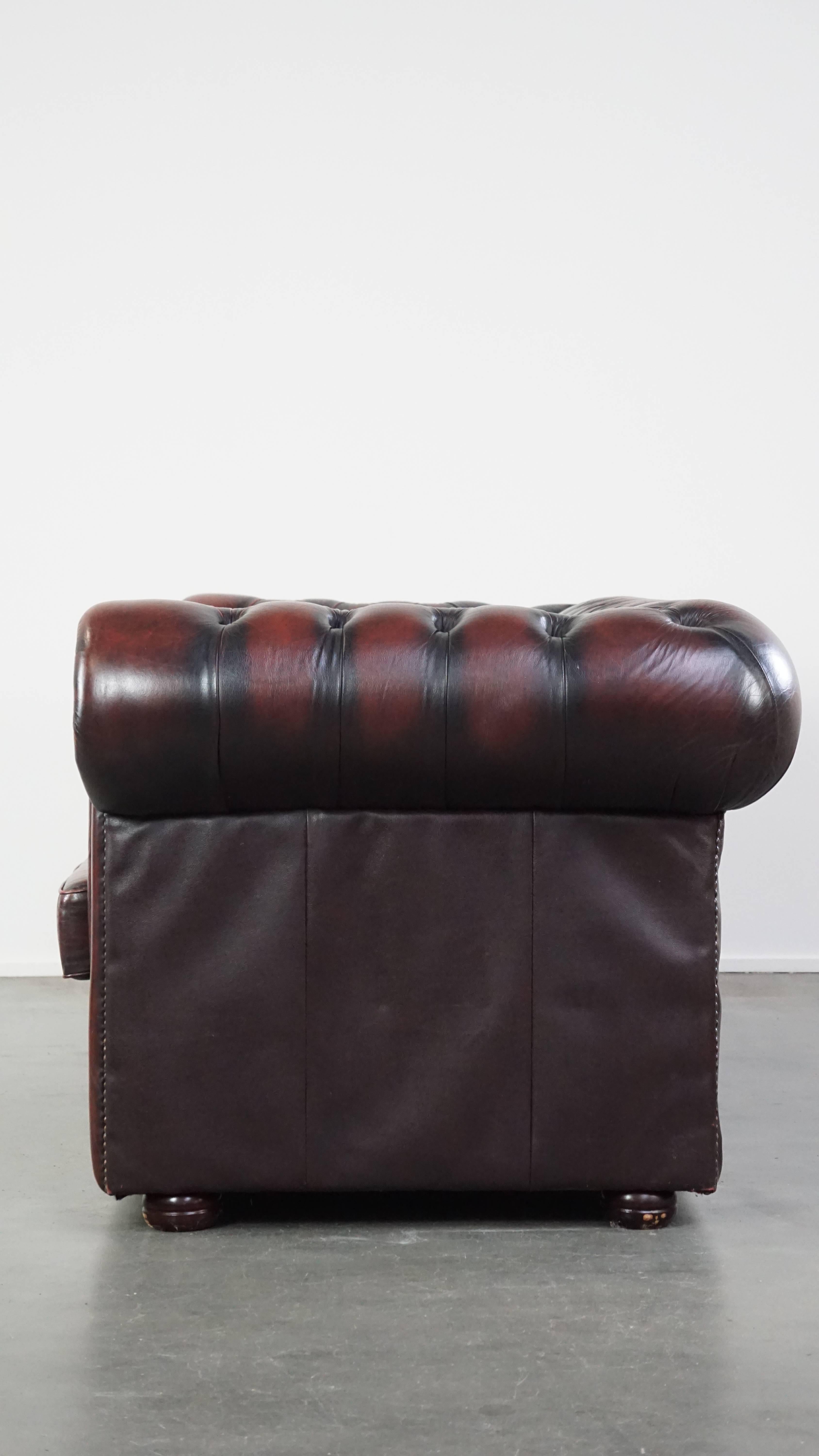 Sofá Chesterfield de 2,5 plazas en Piel de Vacuno Rojo Profundo Flameado en Bueno estado para la venta en Harderwijk, NL