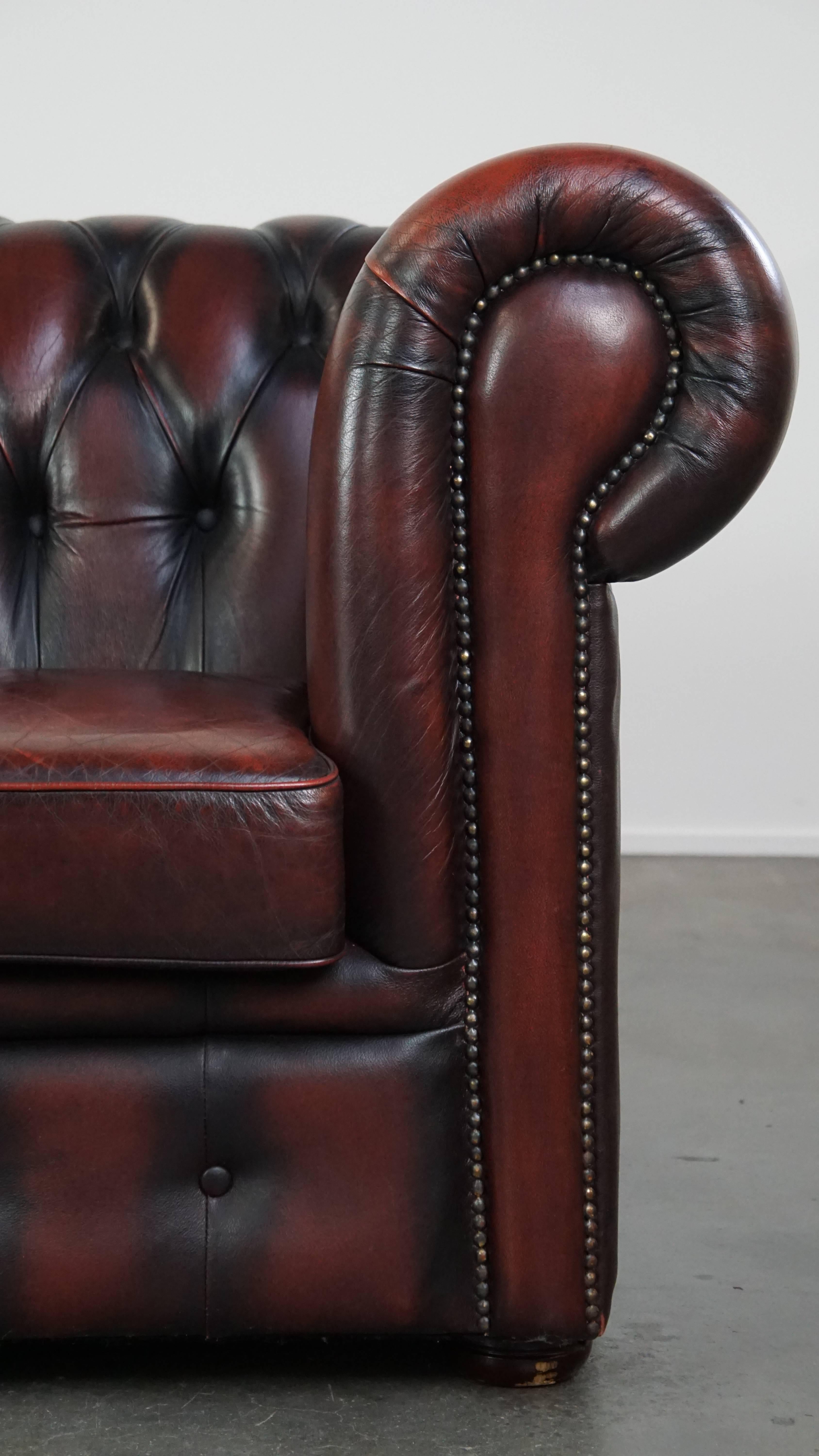 Sofá Chesterfield de 2,5 plazas en Piel de Vacuno Rojo Profundo Flameado siglo XX en venta