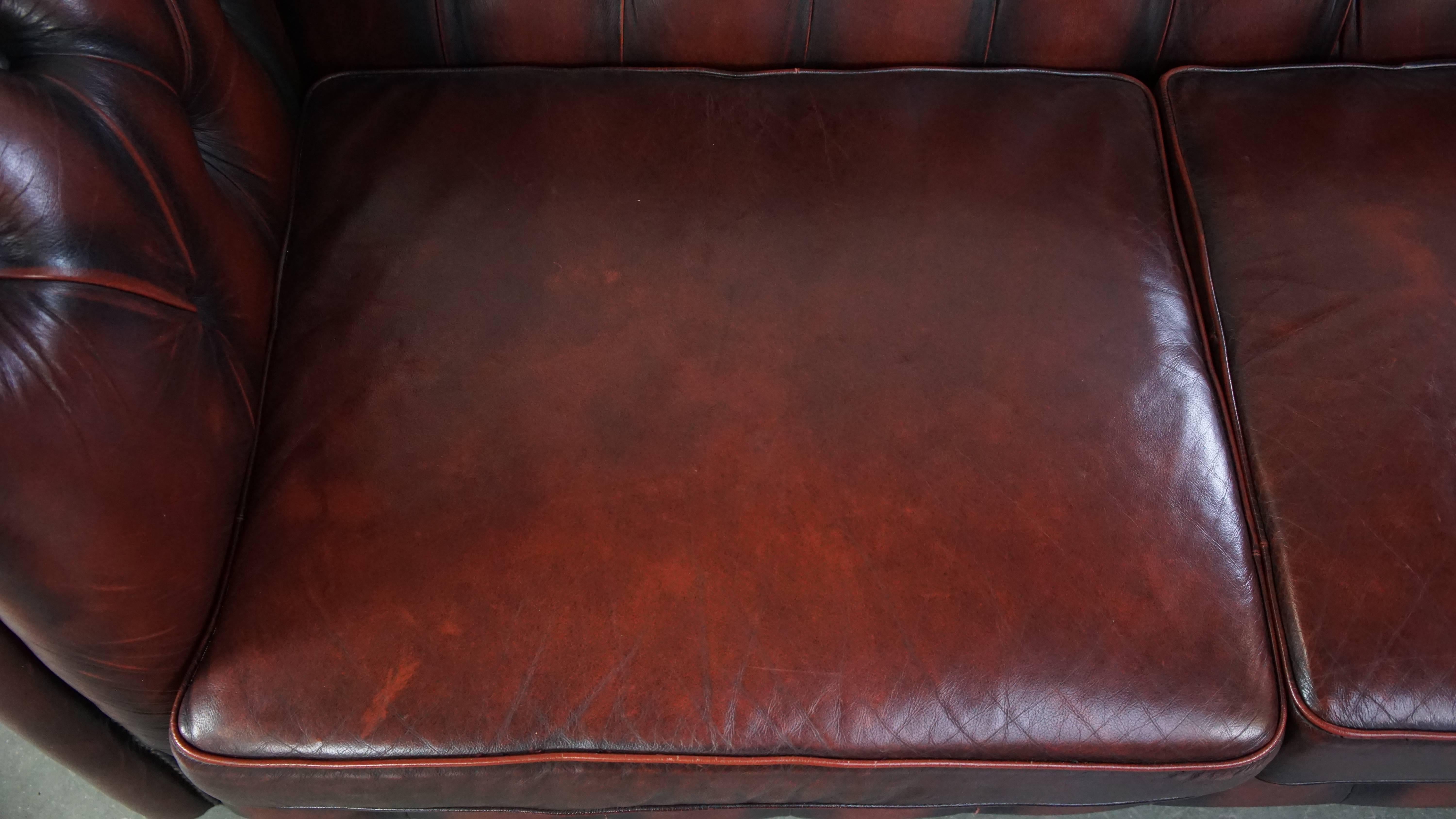 Sofá Chesterfield de 2,5 plazas en Piel de Vacuno Rojo Profundo Flameado en venta 3