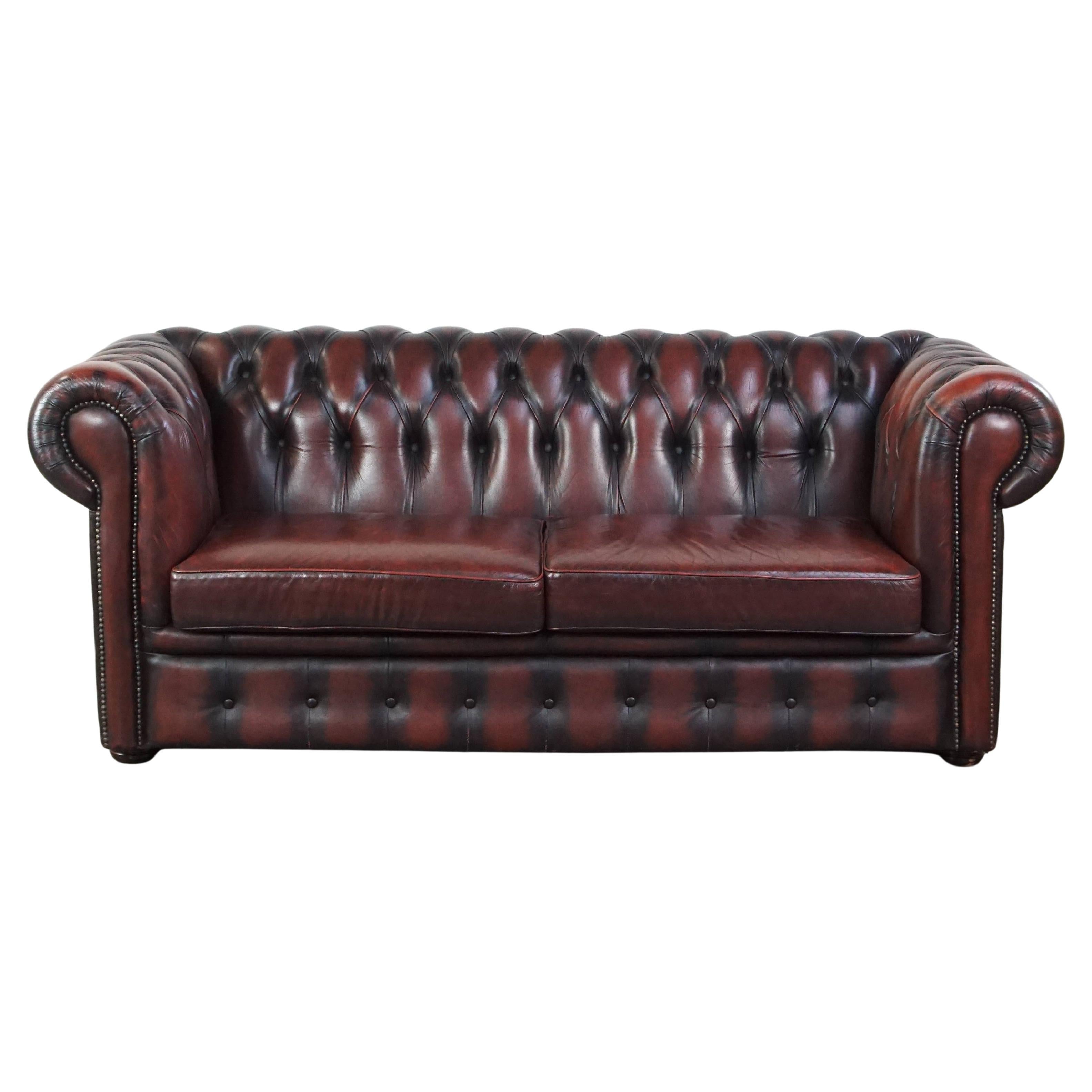 Sofá Chesterfield de 2,5 plazas en Piel de Vacuno Rojo Profundo Flameado en venta