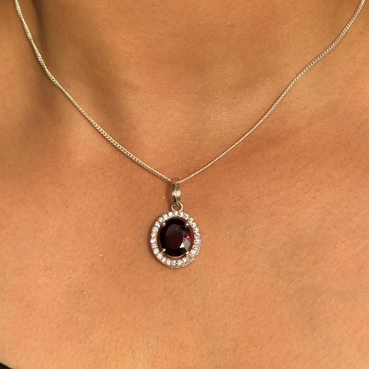 Taille ovale Pendentif grenat rouge foncé avec halo en CZ blanc en argent 925 en vente
