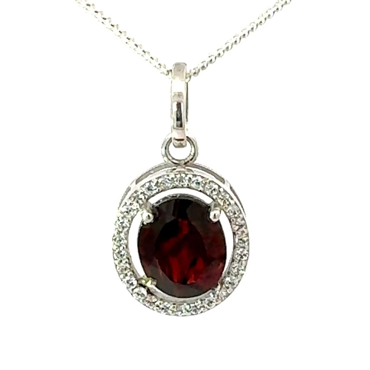 Colgante de granate rojo intenso con halo de circonita blanca en joyería de plata de ley 925 en Nuevo estado para la venta en New York, NY
