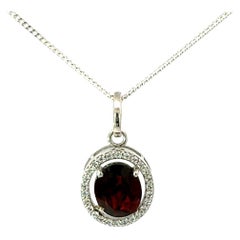 Pendentif grenat rouge foncé avec halo en CZ blanc en argent 925