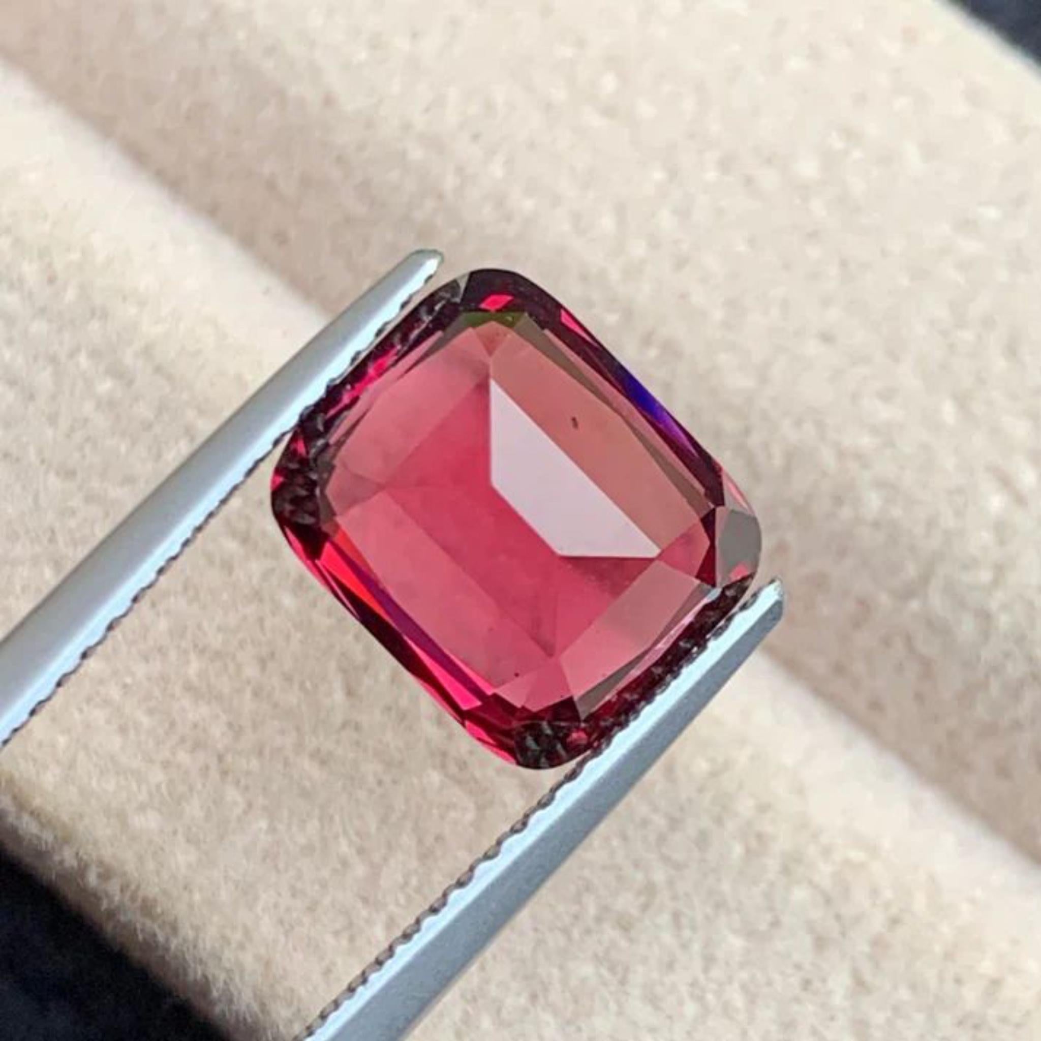 Contemporaneo Anello di granato rodolite rosso intenso allentato 4,93 carati taglio cuscino - Jewell in vendita