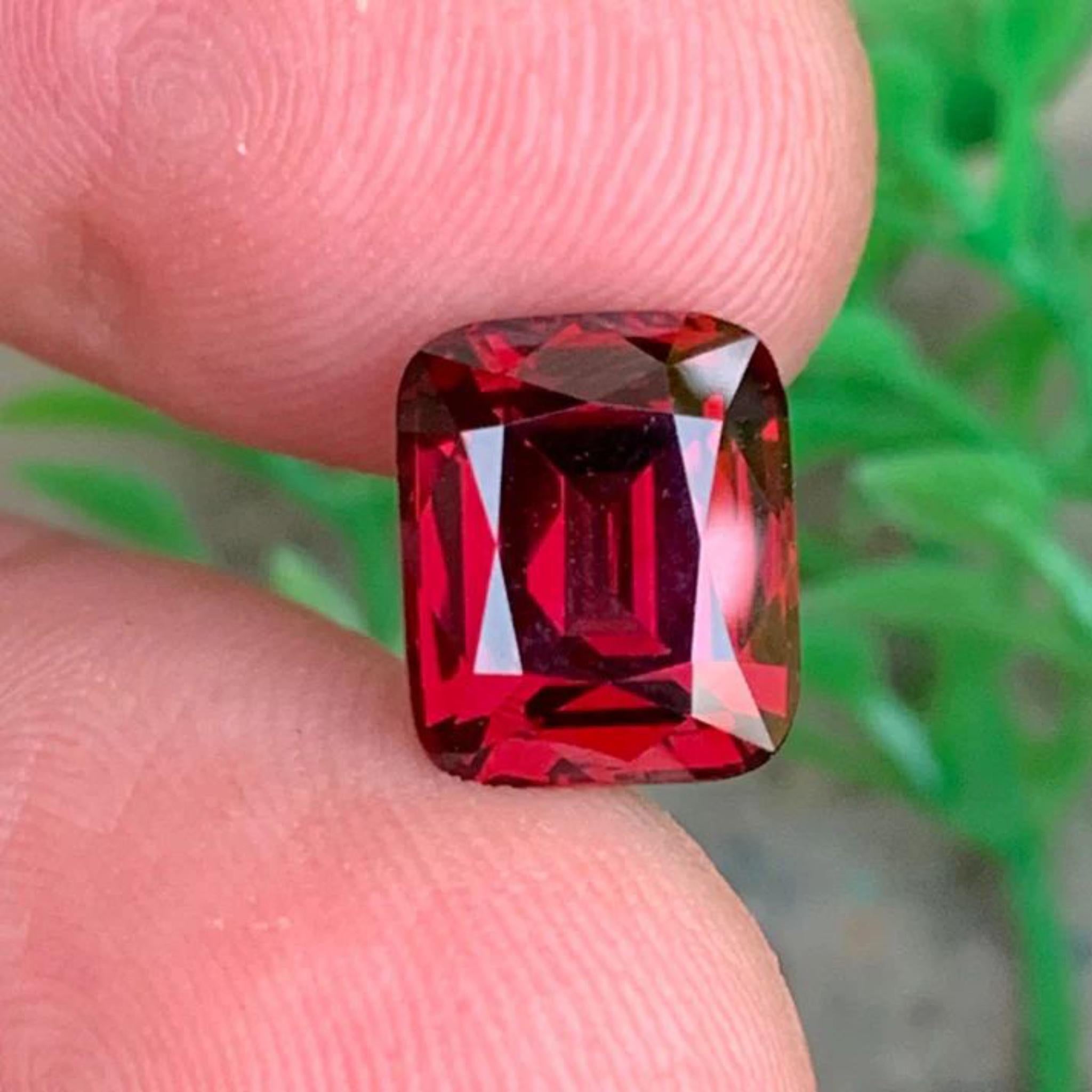 Anello di granato rodolite rosso intenso allentato 4,93 carati taglio cuscino - Jewell in vendita 1