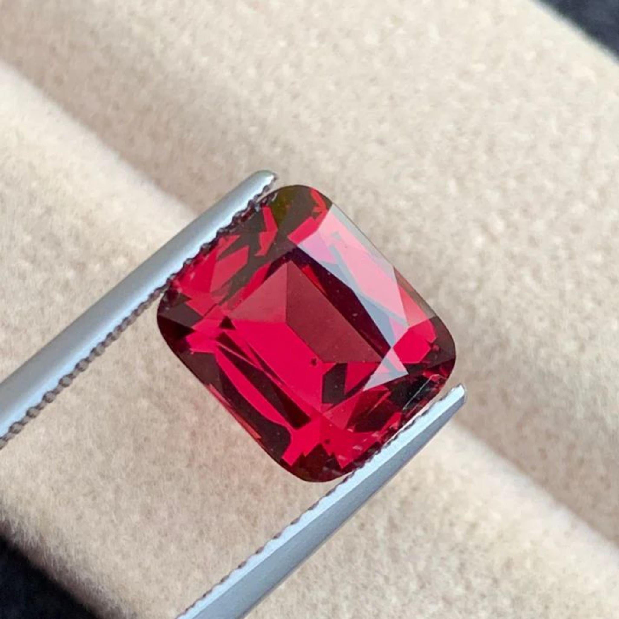 Anello di granato rodolite rosso intenso allentato 4,93 carati taglio cuscino - Jewell in vendita 2