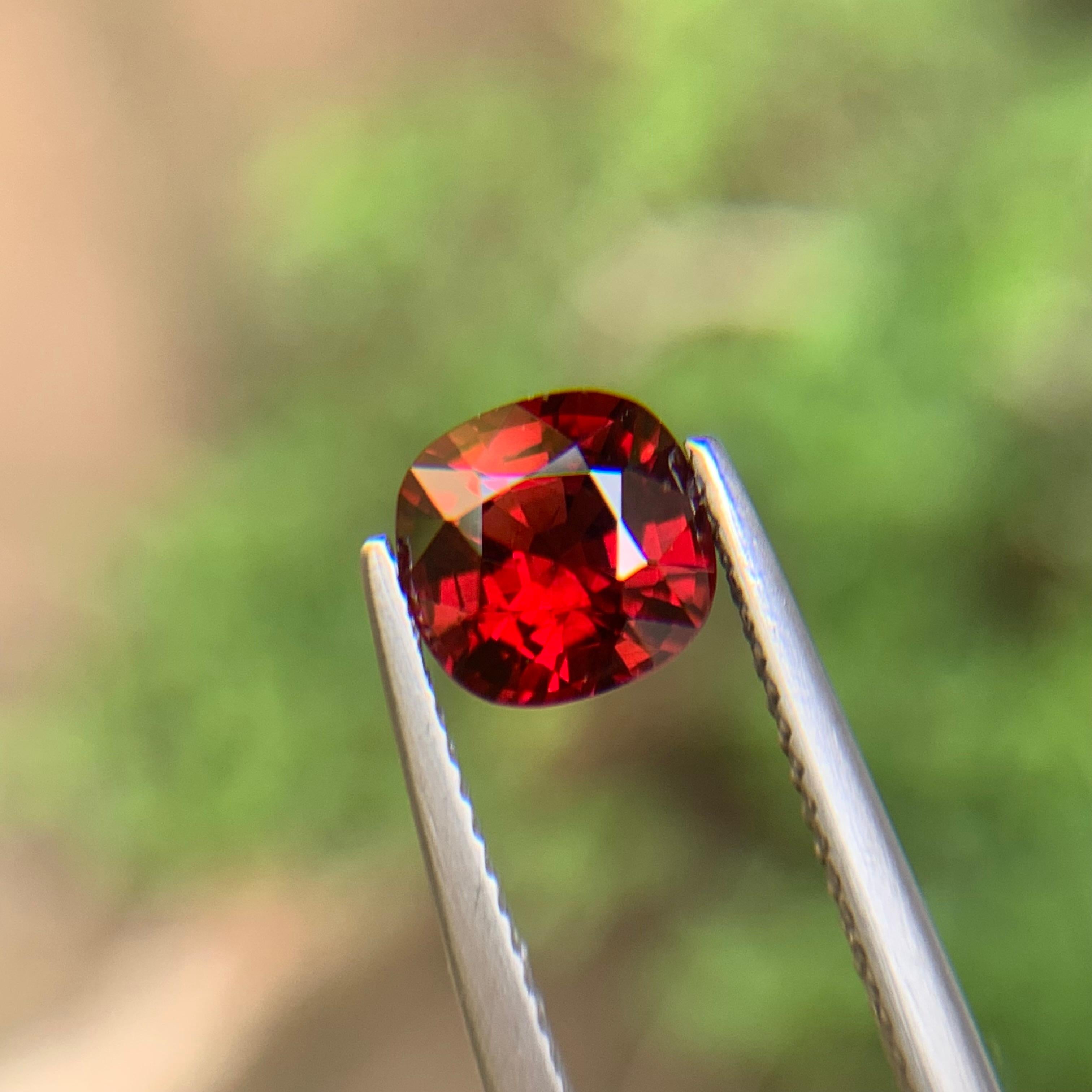Spinelle rouge foncé en vrac 1,55 ct taille coussin pour bague - Bijoux en vente 4