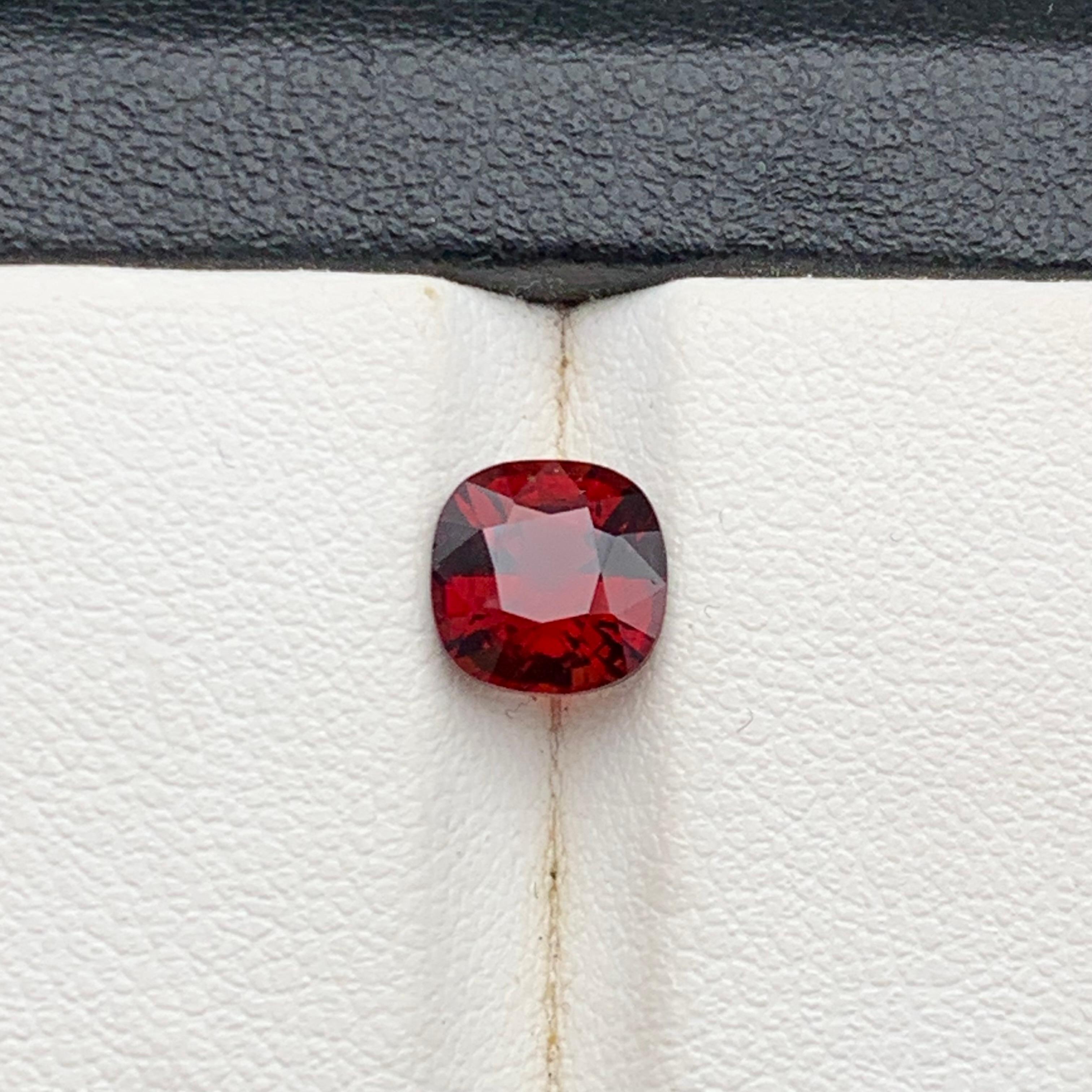 Spinelle rouge foncé en vrac 1,55 ct taille coussin pour bague - Bijoux en vente 5