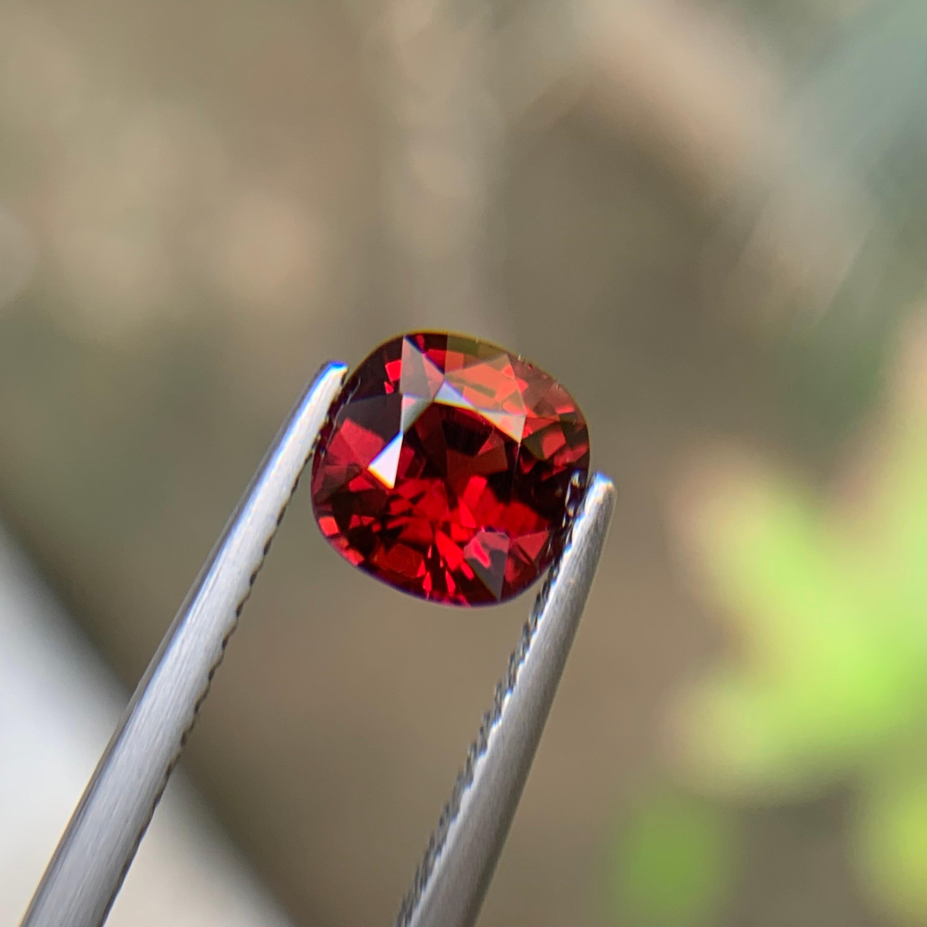 Spinelle rouge foncé en vrac 1,55 ct taille coussin pour bague - Bijoux en vente 6
