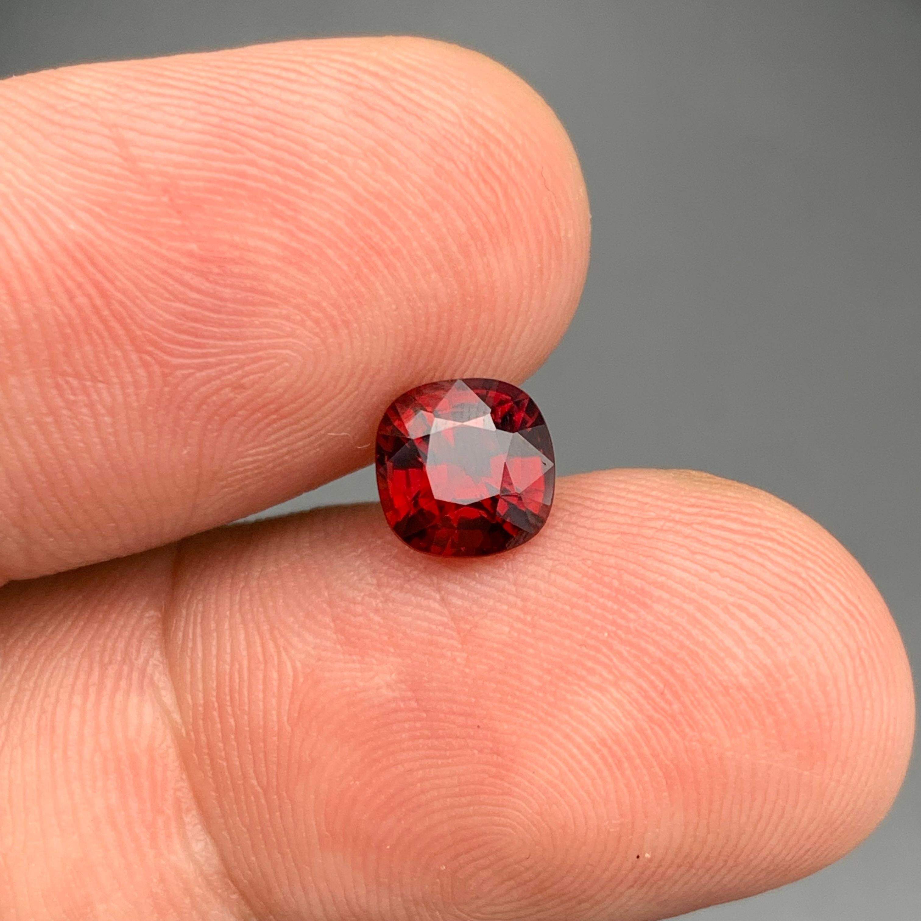 Taille coussin Spinelle rouge foncé en vrac 1,55 ct taille coussin pour bague - Bijoux en vente