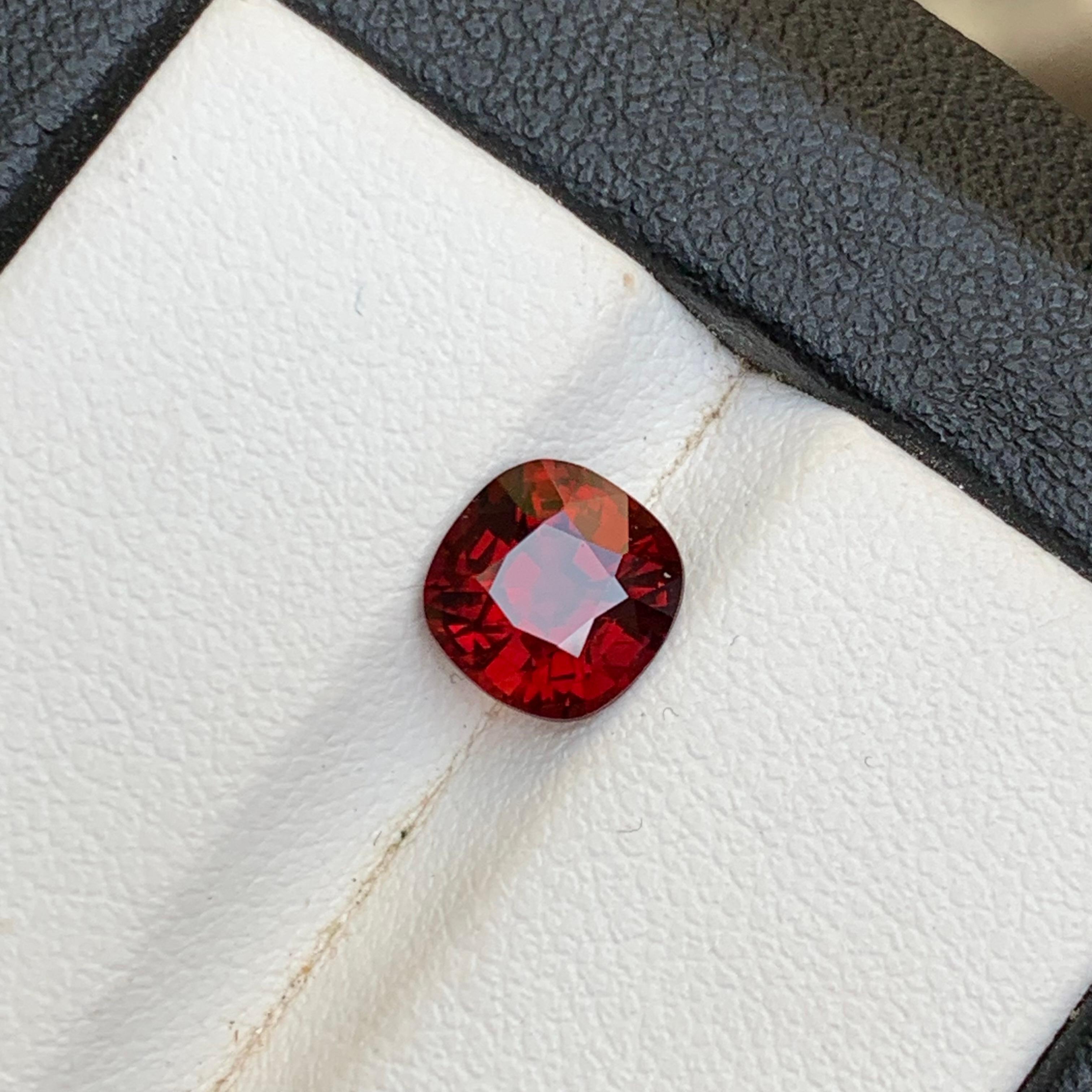 Spinelle rouge foncé en vrac 1,55 ct taille coussin pour bague - Bijoux Neuf - En vente à Peshawar, PK