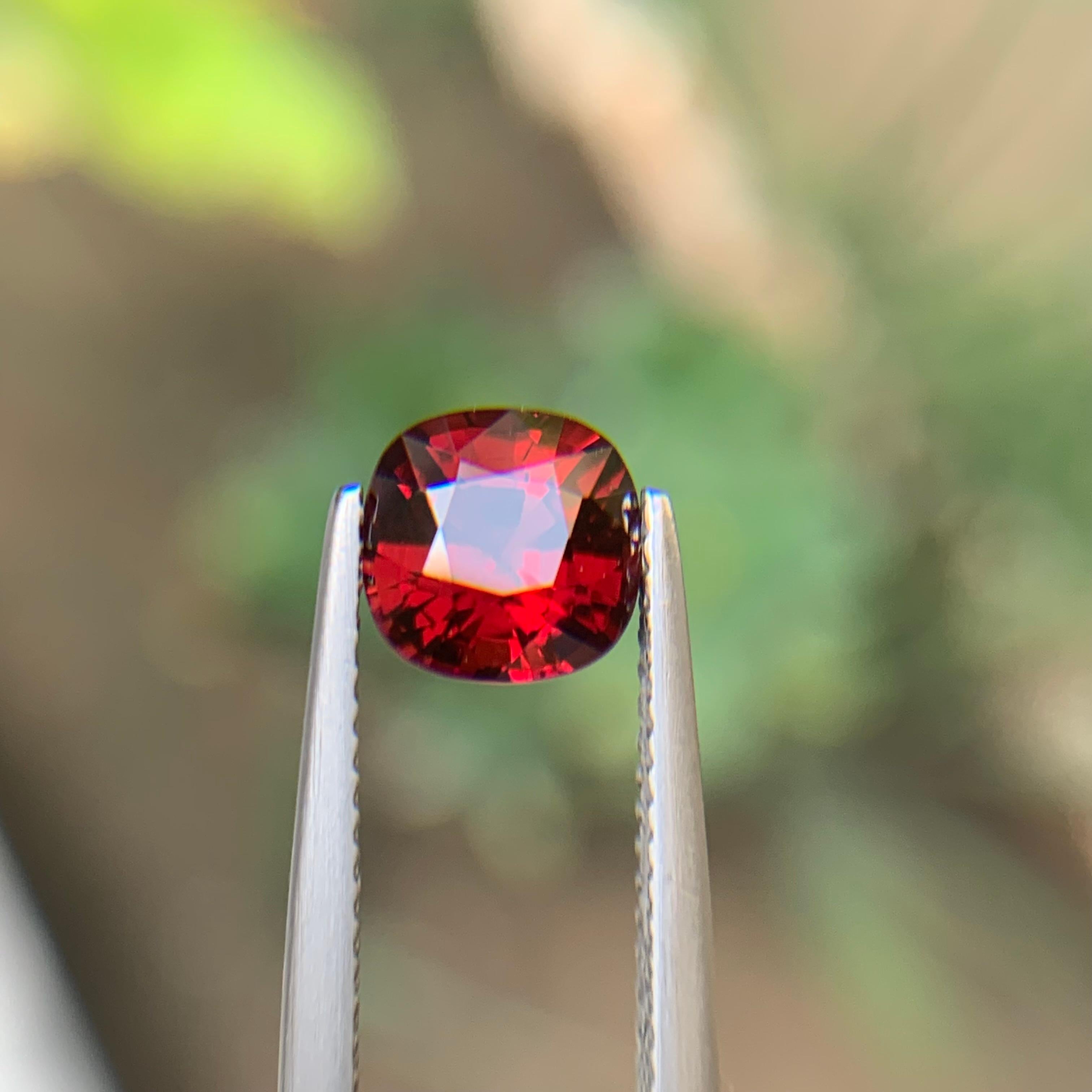 Spinelle rouge foncé en vrac 1,55 ct taille coussin pour bague - Bijoux Unisexe en vente