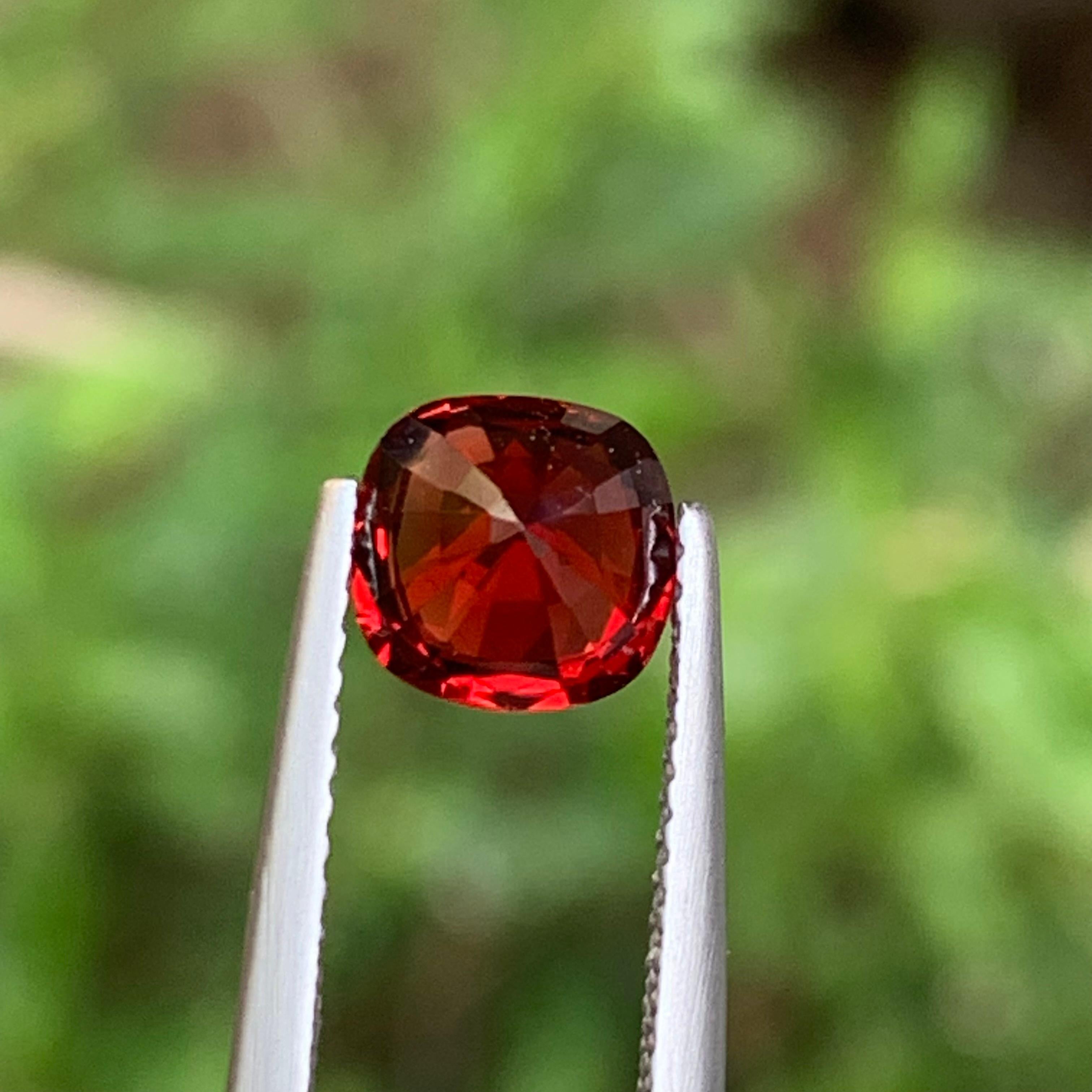 Spinelle rouge foncé en vrac 1,55 ct taille coussin pour bague - Bijoux en vente 1