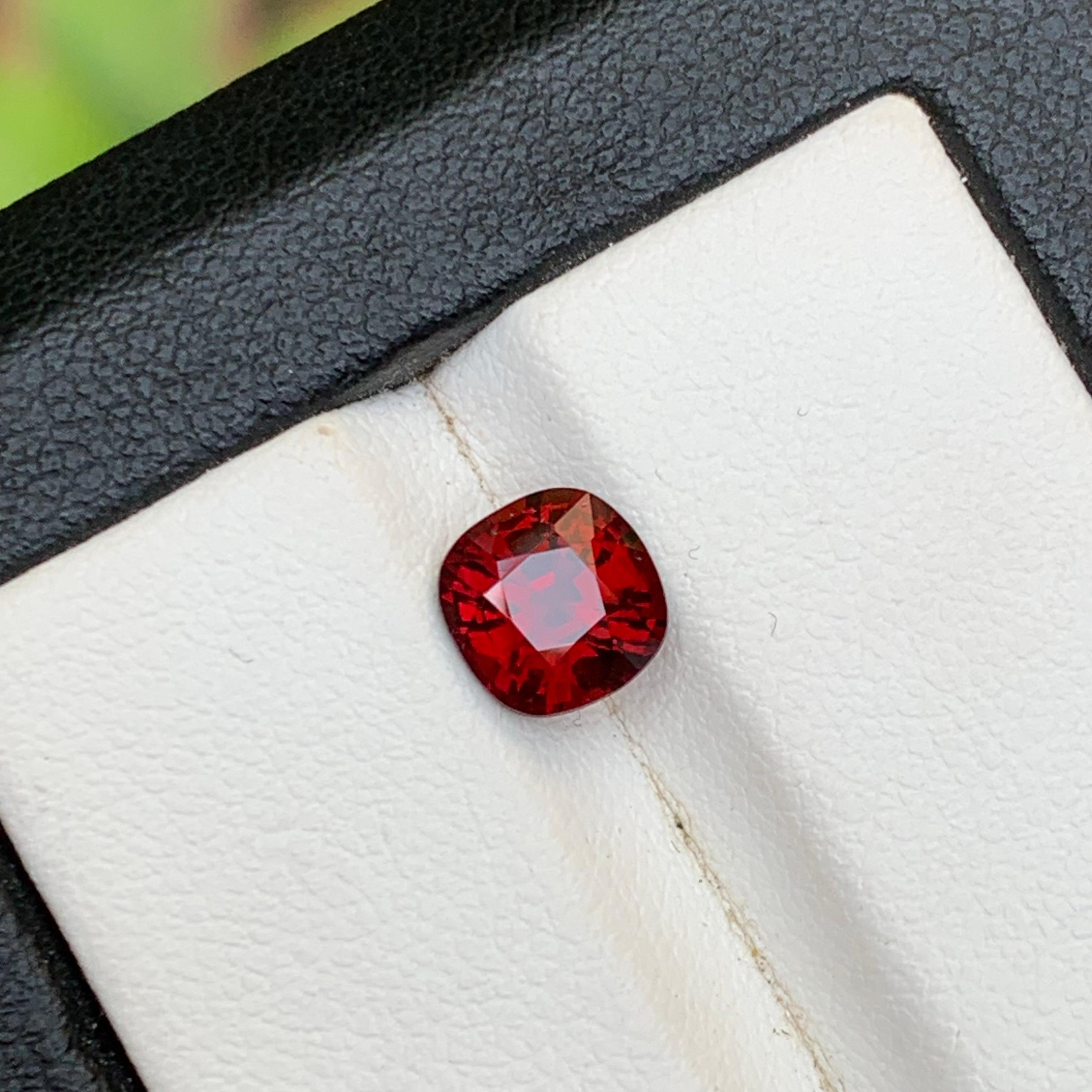 Spinelle rouge foncé en vrac 1,55 ct taille coussin pour bague - Bijoux en vente 2