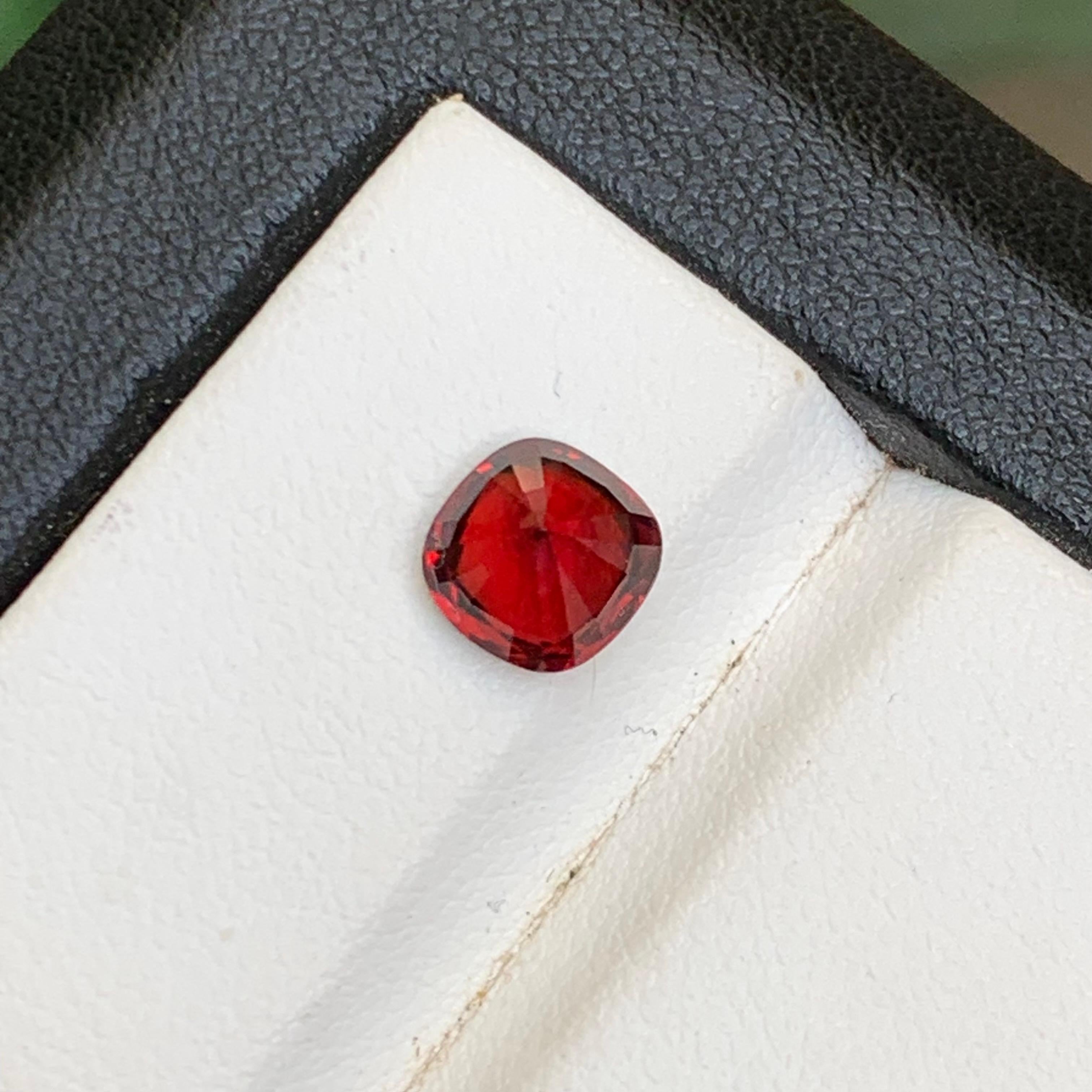 Spinelle rouge foncé en vrac 1,55 ct taille coussin pour bague - Bijoux en vente 3