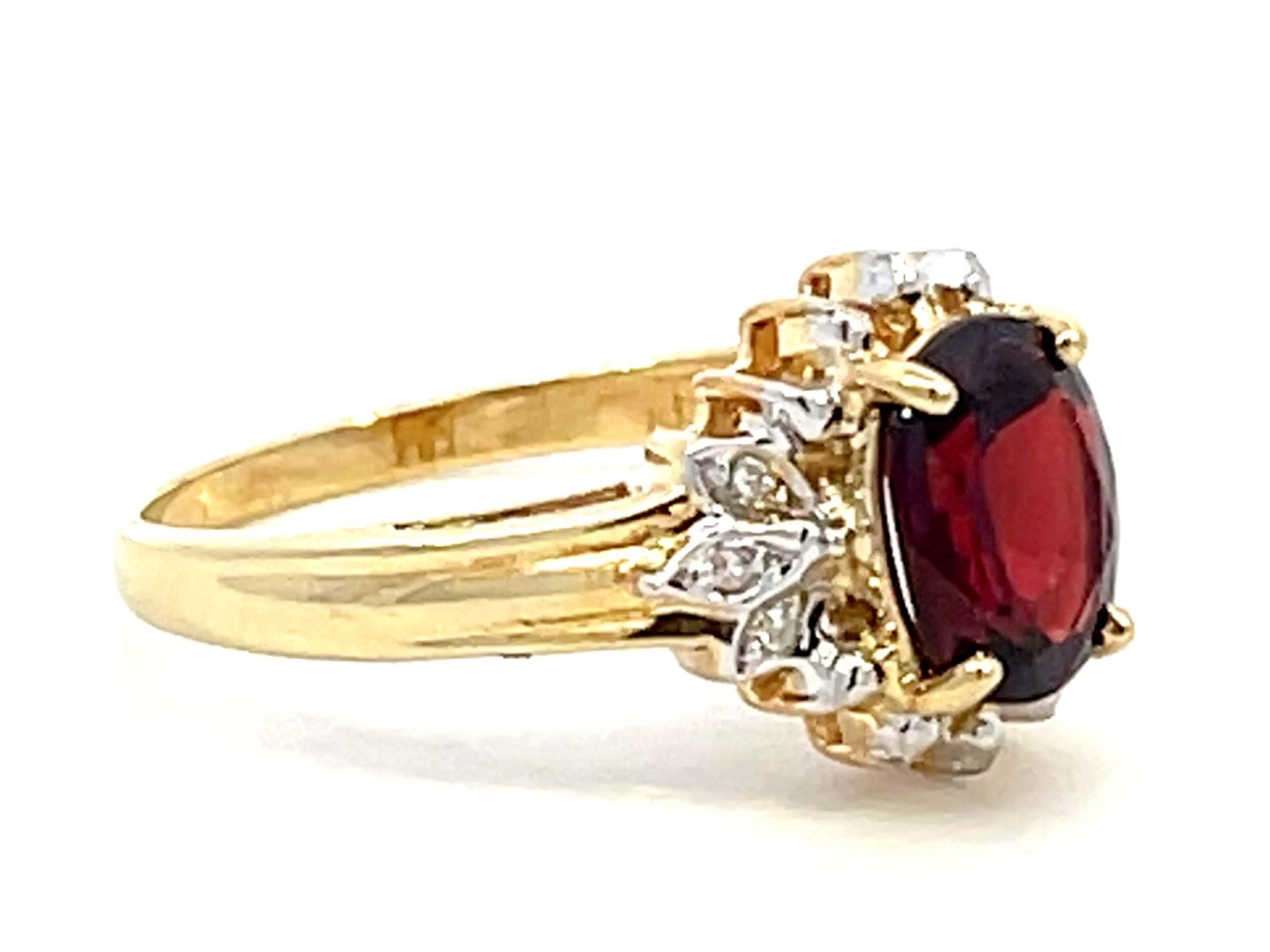 Retro Deep Red Oval Garnet and Diamond Ring 14k Yellow Gold For Sale
