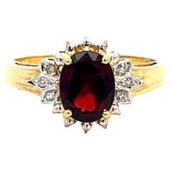 Bague en or jaune 14 carats avec grenat ovale rouge profond et diamants