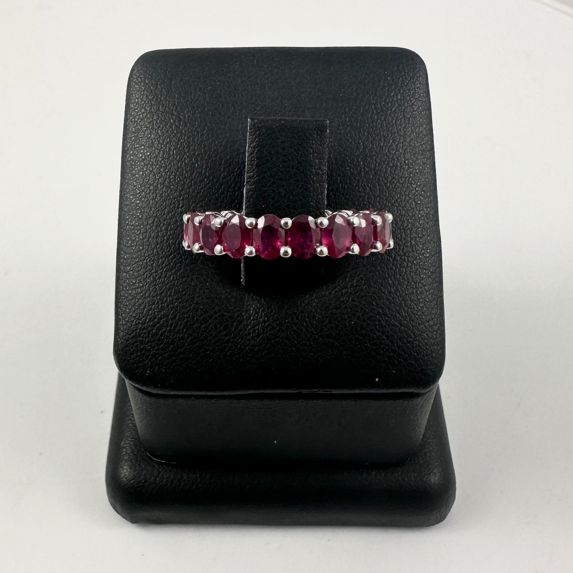 in vendita:  Fascia Eternity con rubino ovale rosso intenso in oro bianco 18 carati, 3,78 carati 4