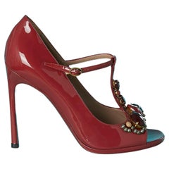 Sandales à bout ouvert en cuir verni rouge foncé avec cabochons Yves Saint Laurent