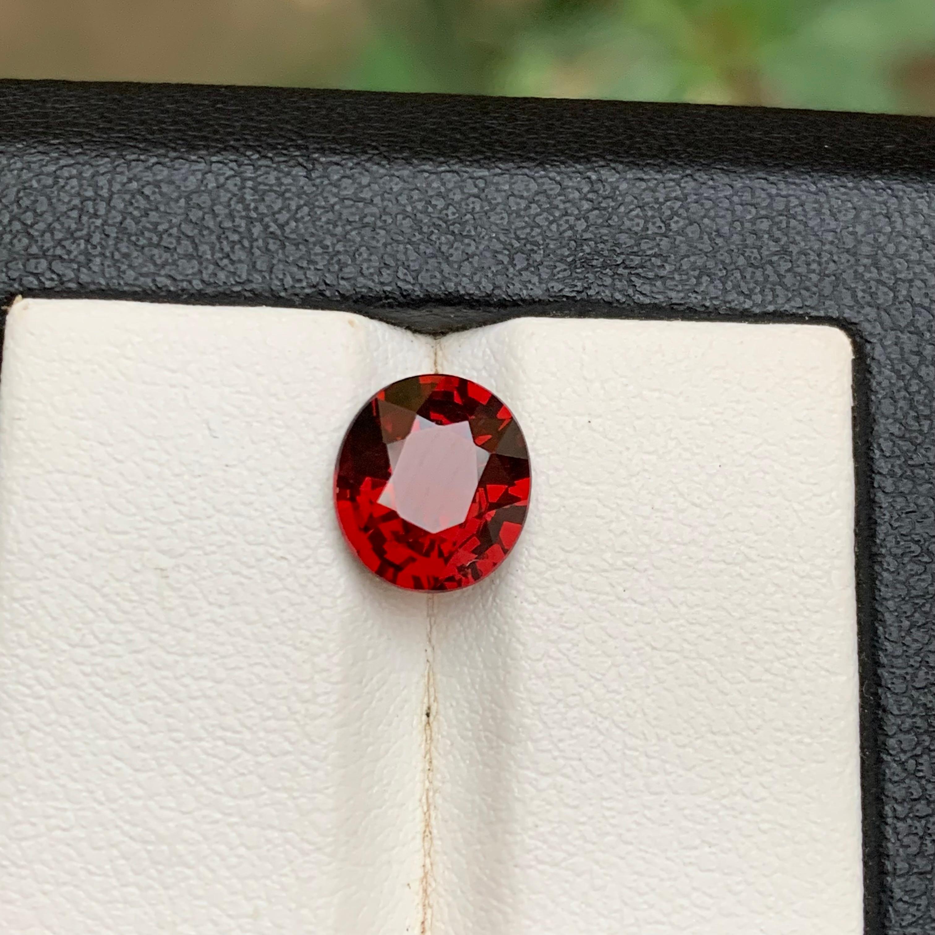 Contemporaneo Granato rodolite rosso intenso 2,95 carati Nature Gemma sfusa taglio ovale per anello Jewell in vendita