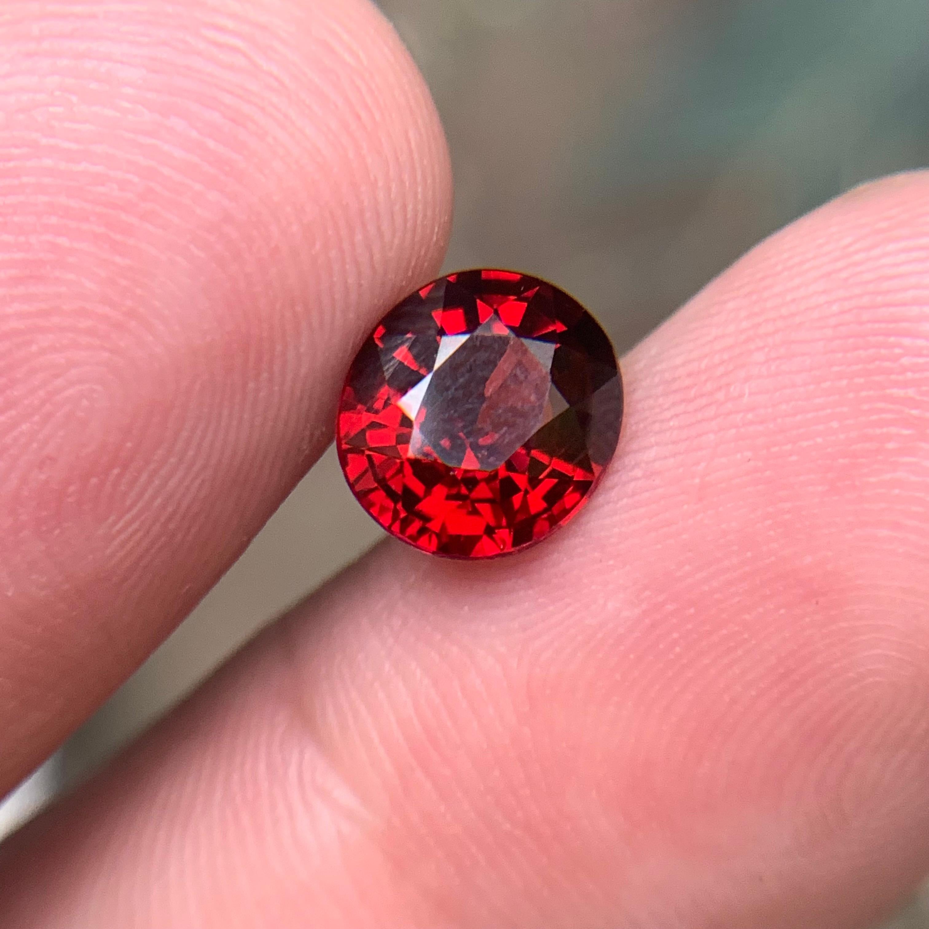 Taglio ovale Granato rodolite rosso intenso 2,95 carati Nature Gemma sfusa taglio ovale per anello Jewell in vendita