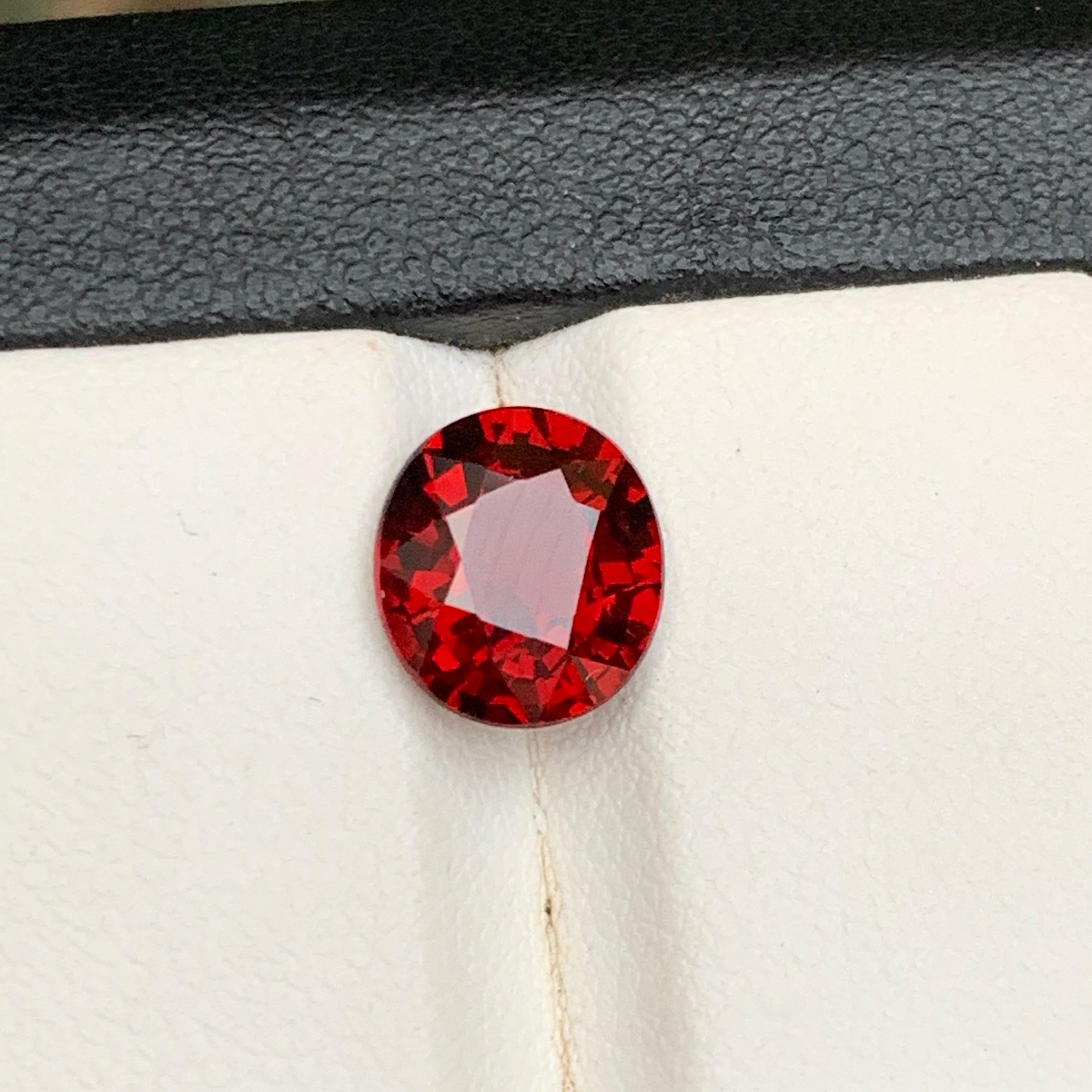 Granato rodolite rosso intenso 2,95 carati Nature Gemma sfusa taglio ovale per anello Jewell in vendita 1