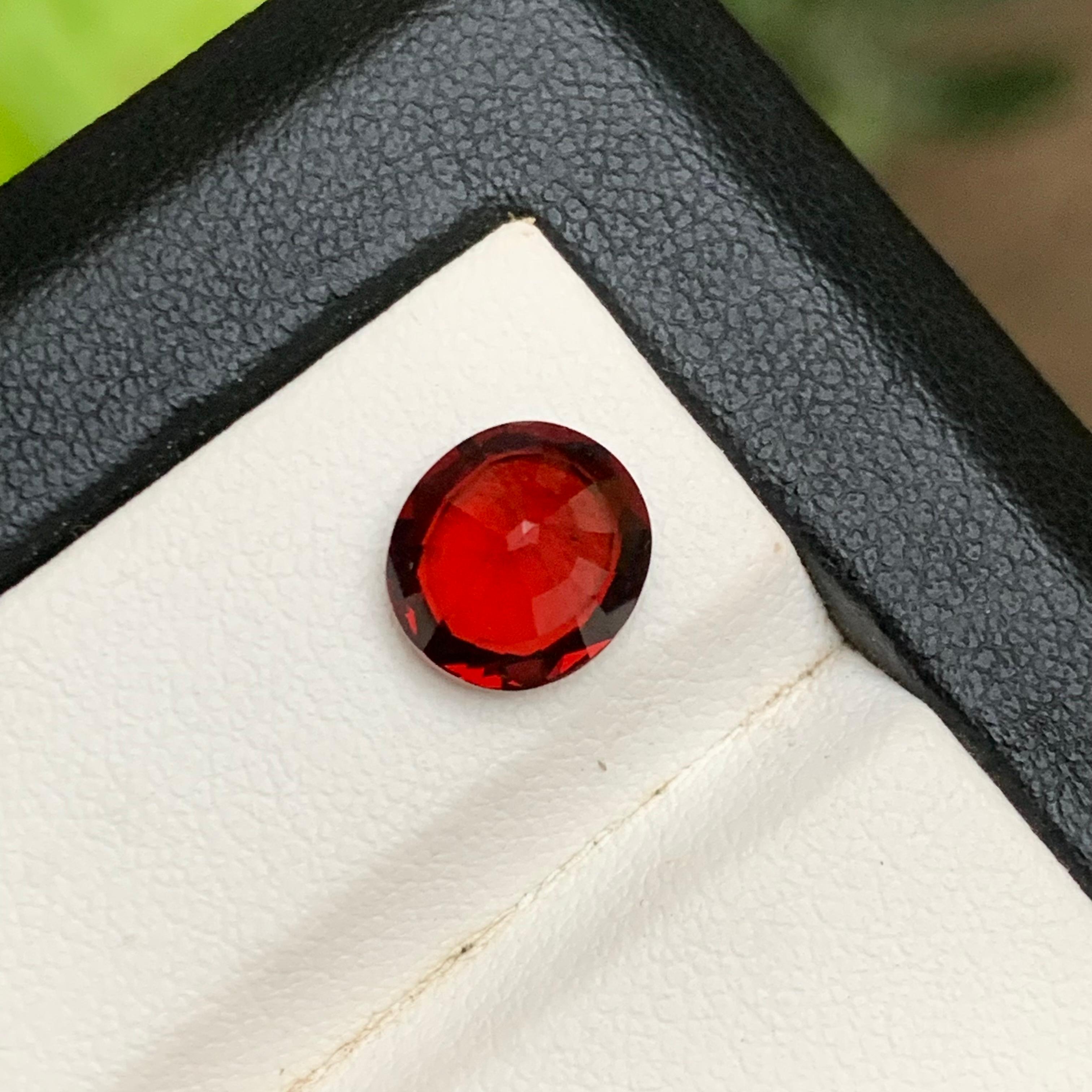 Granato rodolite rosso intenso 2,95 carati Nature Gemma sfusa taglio ovale per anello Jewell in vendita 2