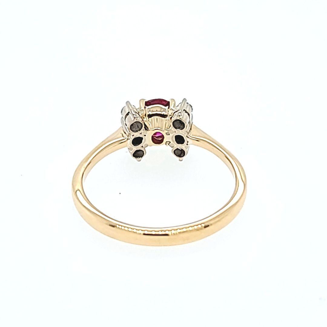 Deep Red Ruby and Diamond Ring in Yellow Gold In Good Condition For Sale In Coral Gables, FL
