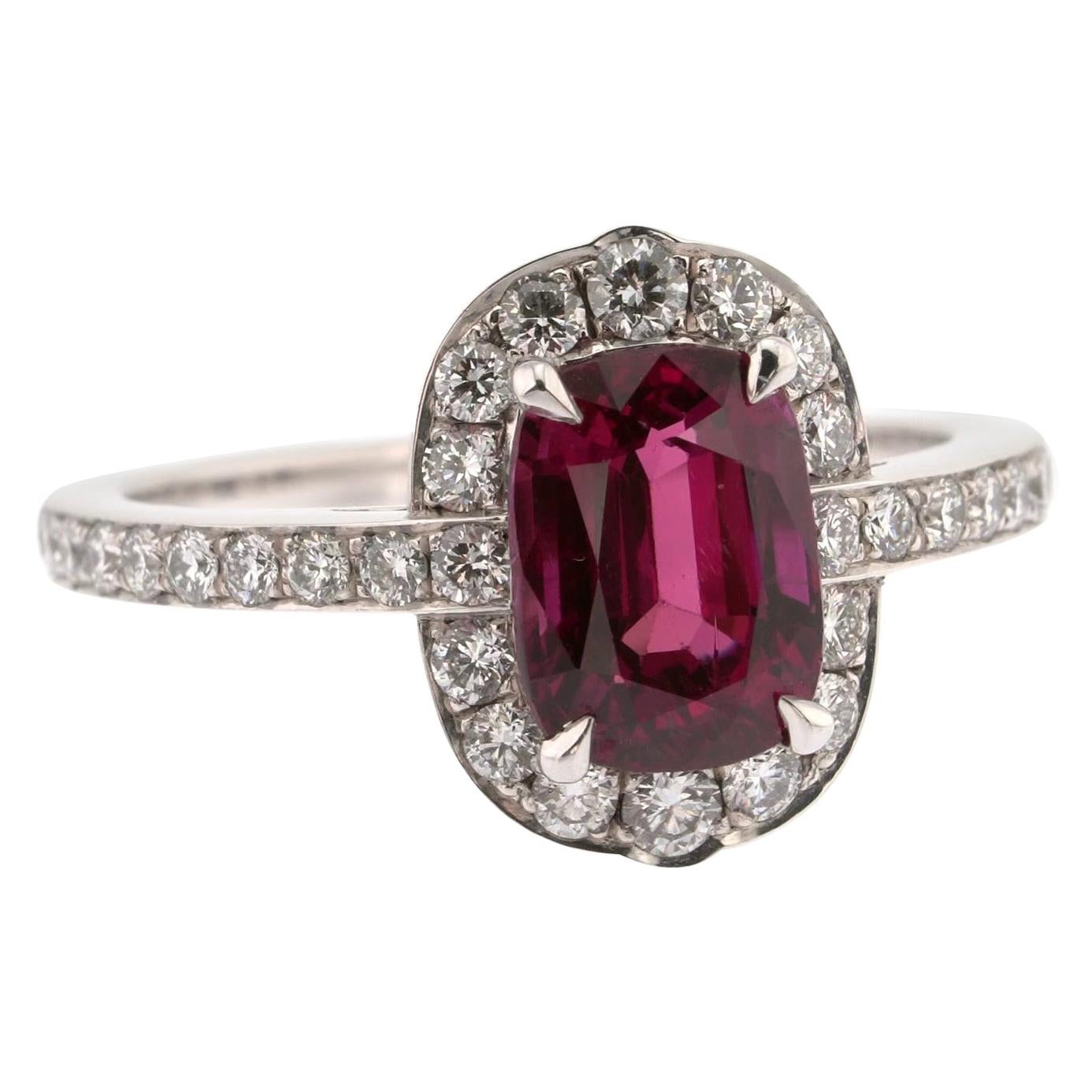 Bague halo de diamants blancs et rubis rouge foncé de 2,70 carats