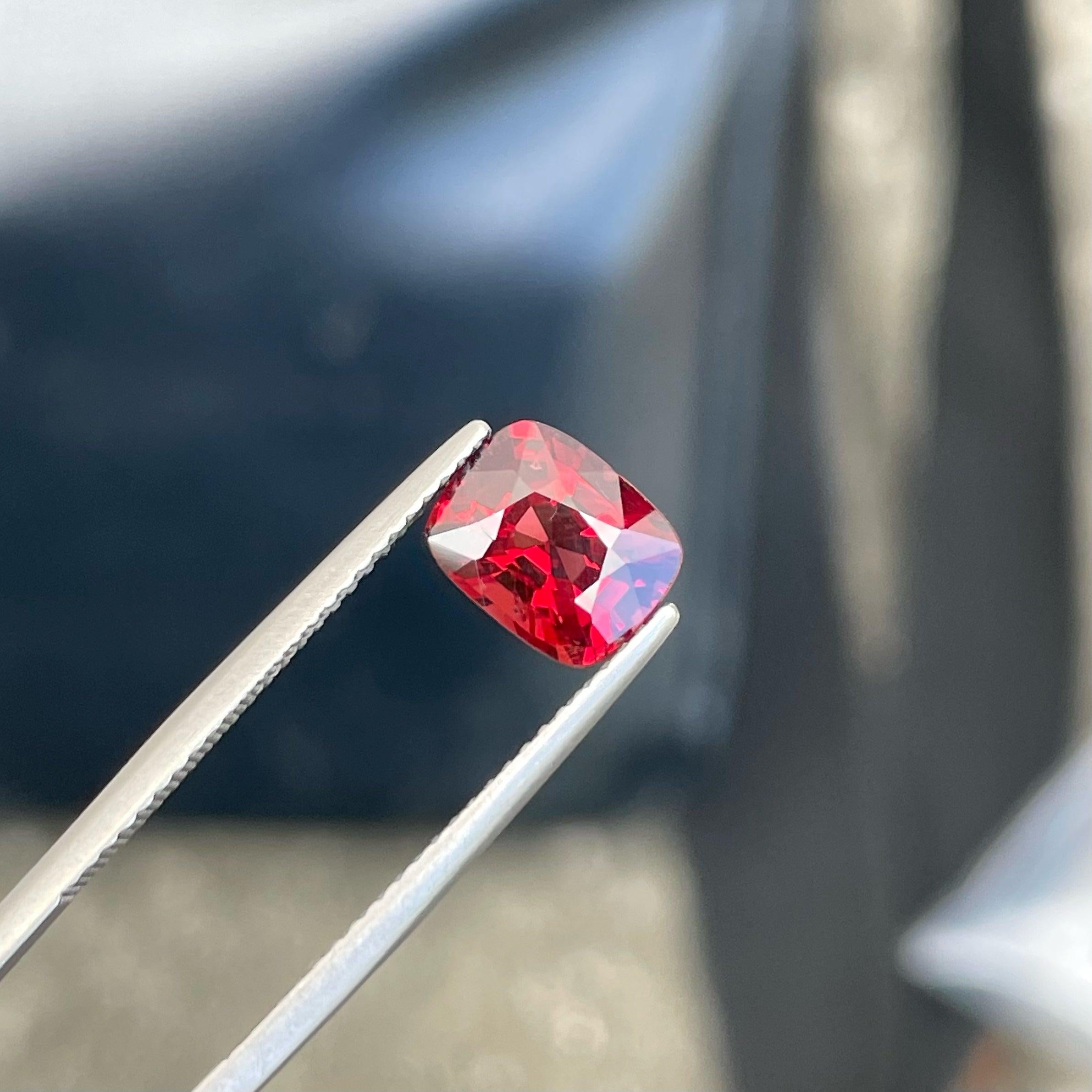 Deep Red Spinel Edelstein von 1,90 Karat aus Burma hat einen wunderschönen Schliff in einer Kissenform, unglaubliche rote Farbe. Große Brillanz. Dieser Edelstein ist VVS Clarity.

Informationen zum Produkt:
EDELSTEIN-TYP:	Tiefroter Spinell