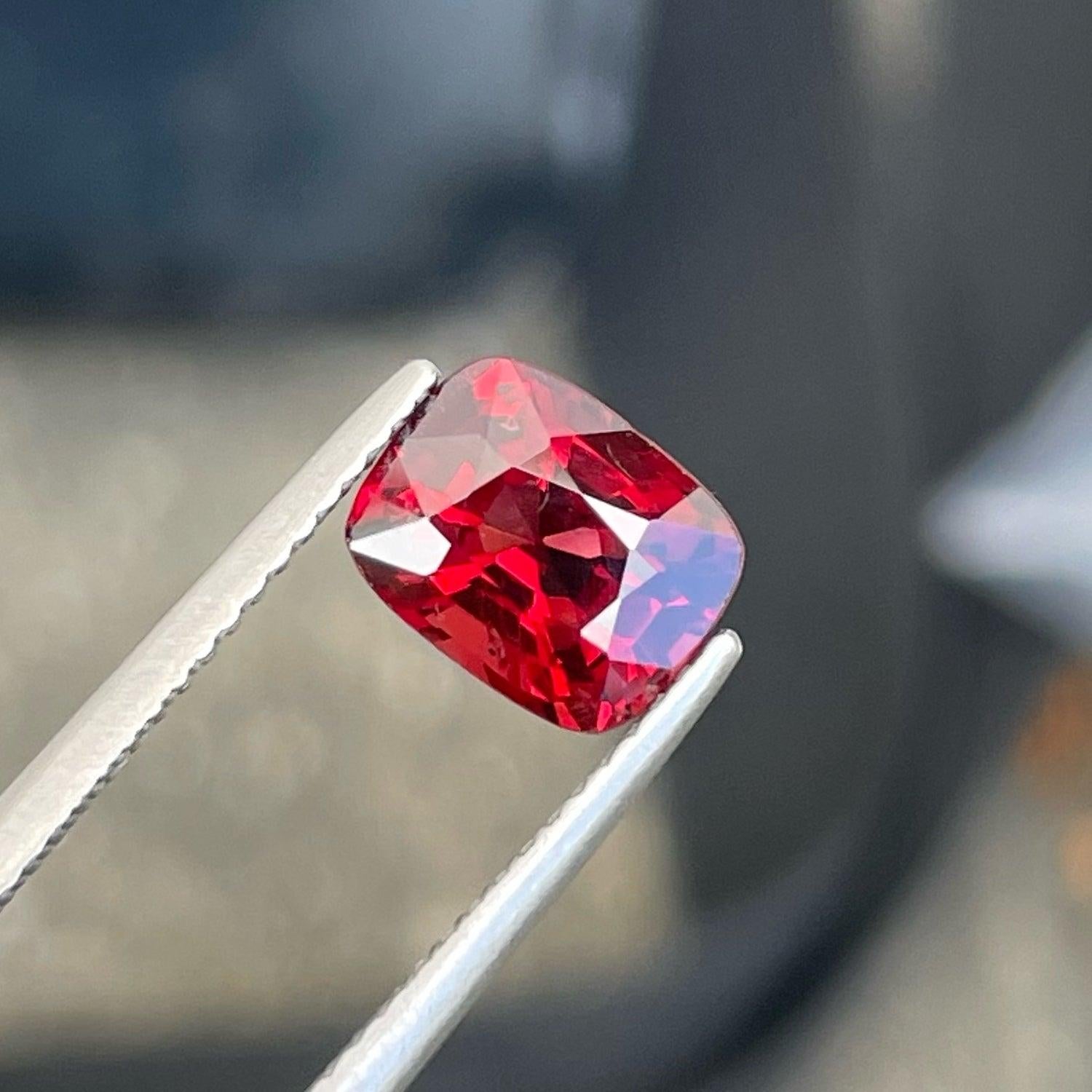 Tiefroter Spinell Edelstein 1,90 CTS Natürlicher Spinell Spinell aus Burma Loser Spinell (Moderne)