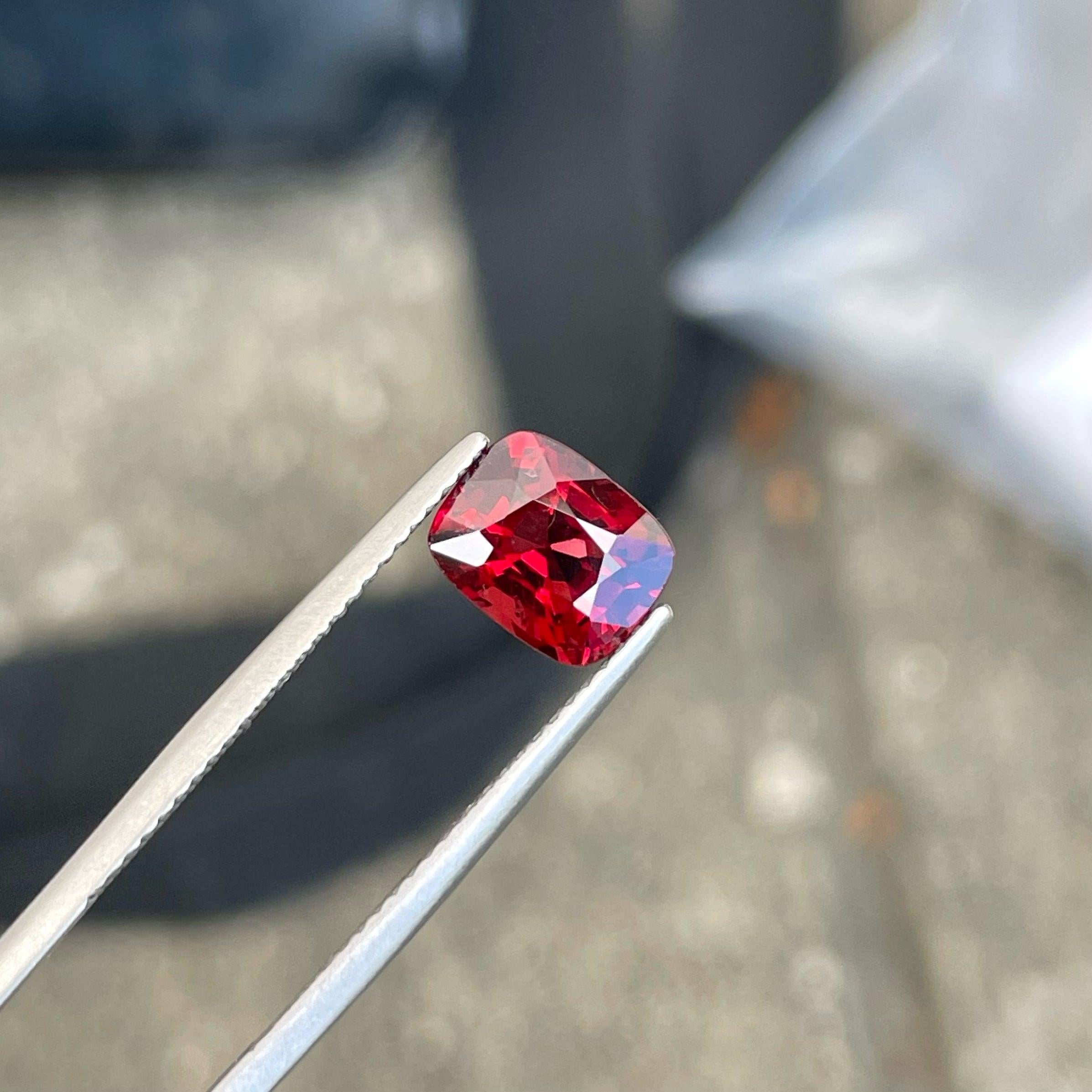 Tiefroter Spinell Edelstein 1,90 CTS Natürlicher Spinell Spinell aus Burma Loser Spinell im Zustand „Neu“ in Bangkok, TH