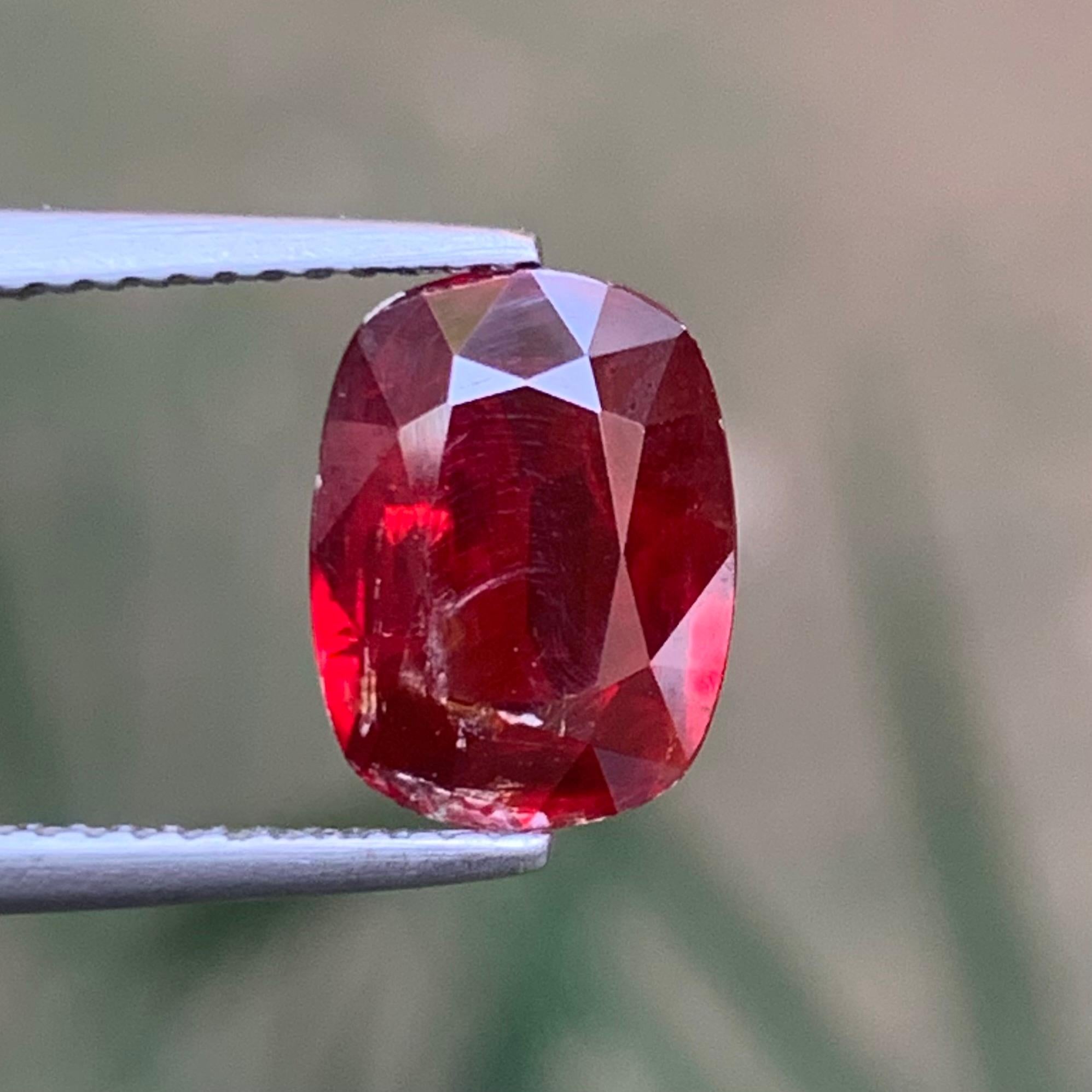 Tiefroter Tantalit (Mn) / Manganotantalit 5,52 Karat natürlicher, seltener, loser Edelstein für Damen oder Herren im Angebot