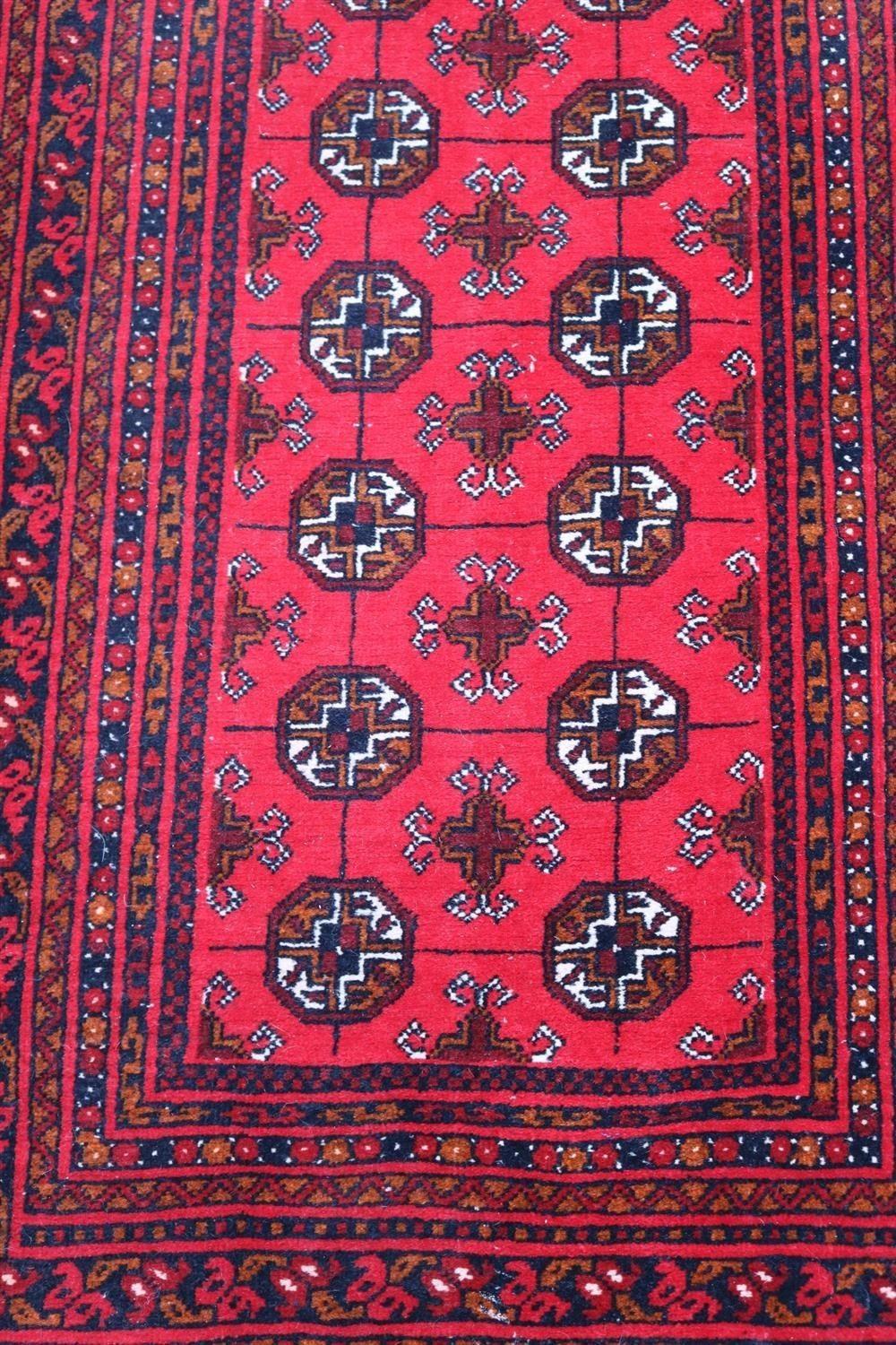 Début du 20ème siècle Tapis de couloir du Turkestan rouge profond avec motifs et motifs traditionnels en vente