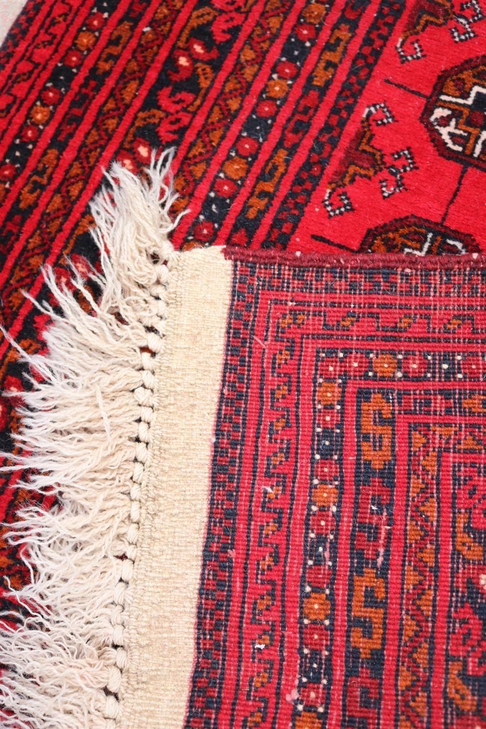 Tissu Tapis de couloir du Turkestan rouge profond avec motifs et motifs traditionnels en vente