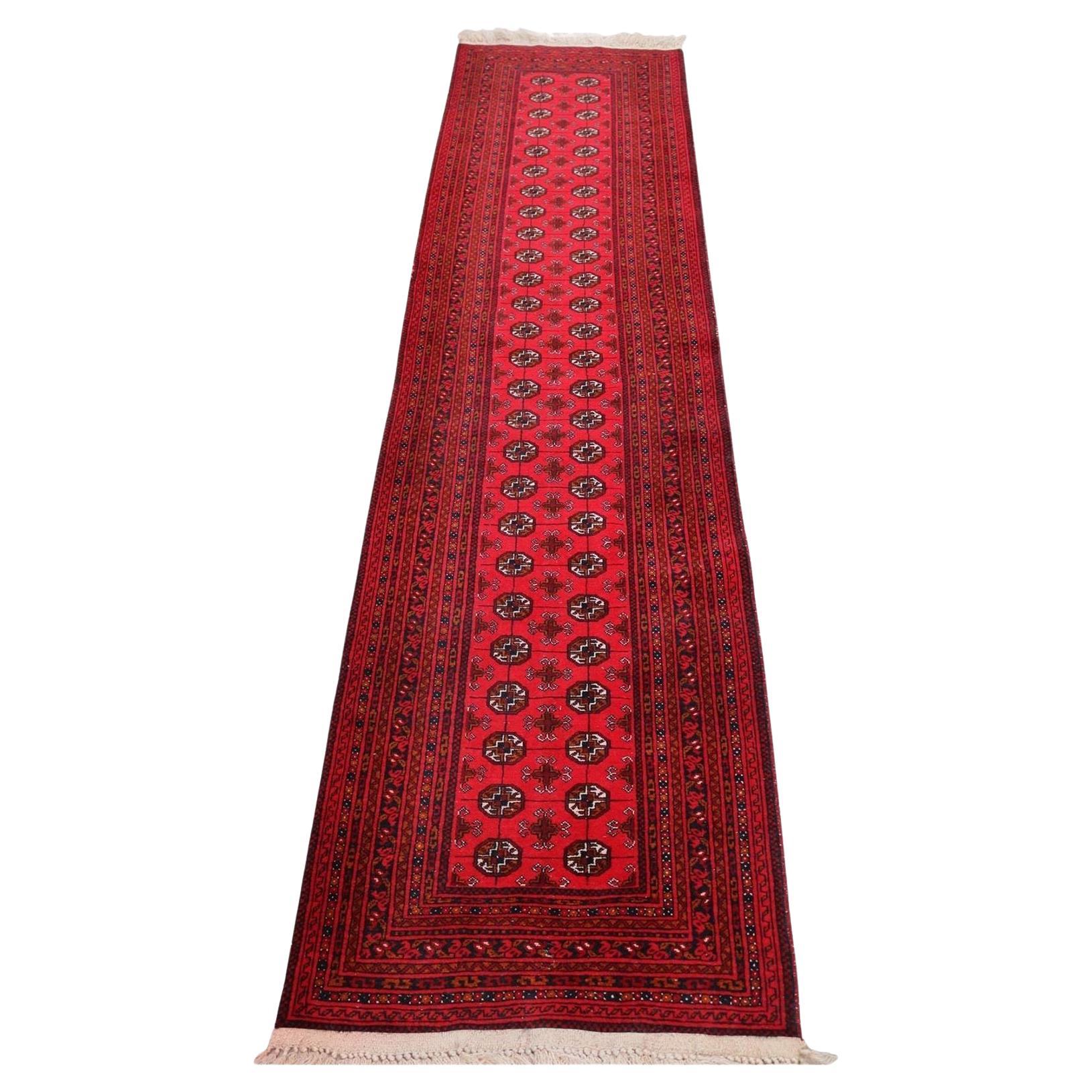 Tapis de couloir du Turkestan rouge profond avec motifs et motifs traditionnels en vente