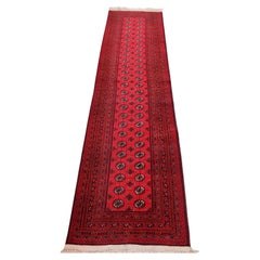 Tapis de couloir du Turkestan rouge profond avec motifs et motifs traditionnels