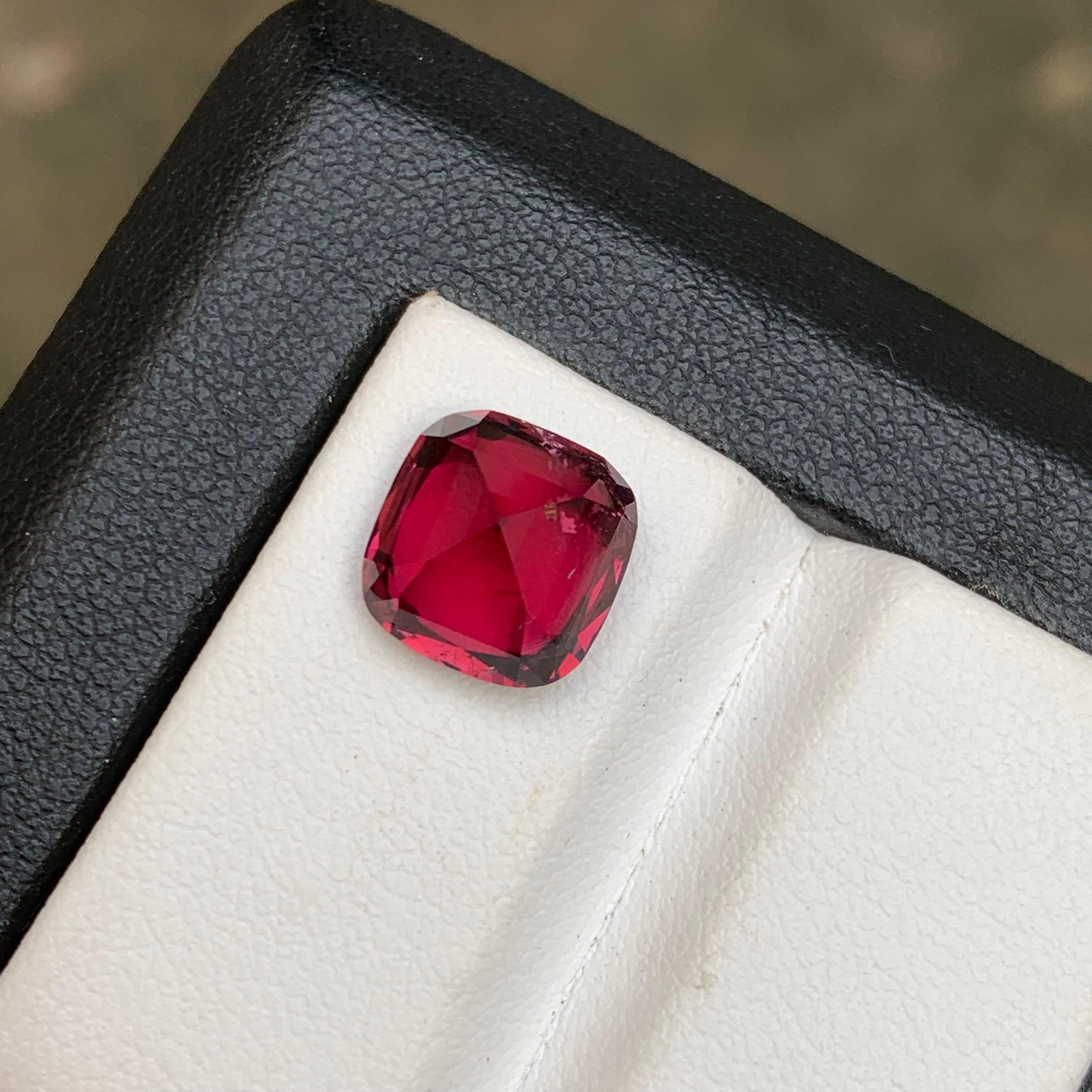 Taille coussin Bague tourmaline rubellite rose rougeâtre profond taille coussin de 4,20 carats en vente