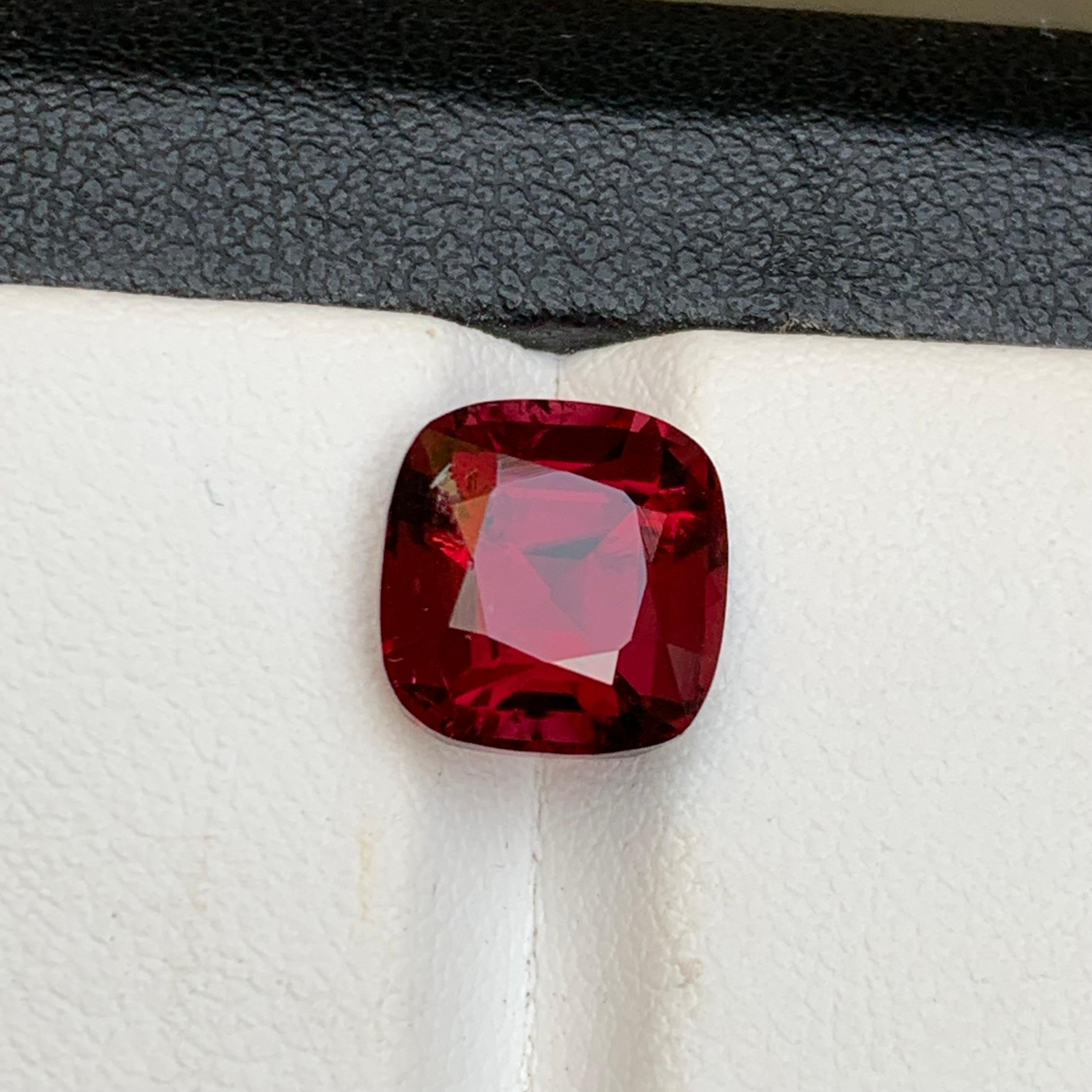 Bague tourmaline rubellite rose rougeâtre profond taille coussin de 4,20 carats en vente 3