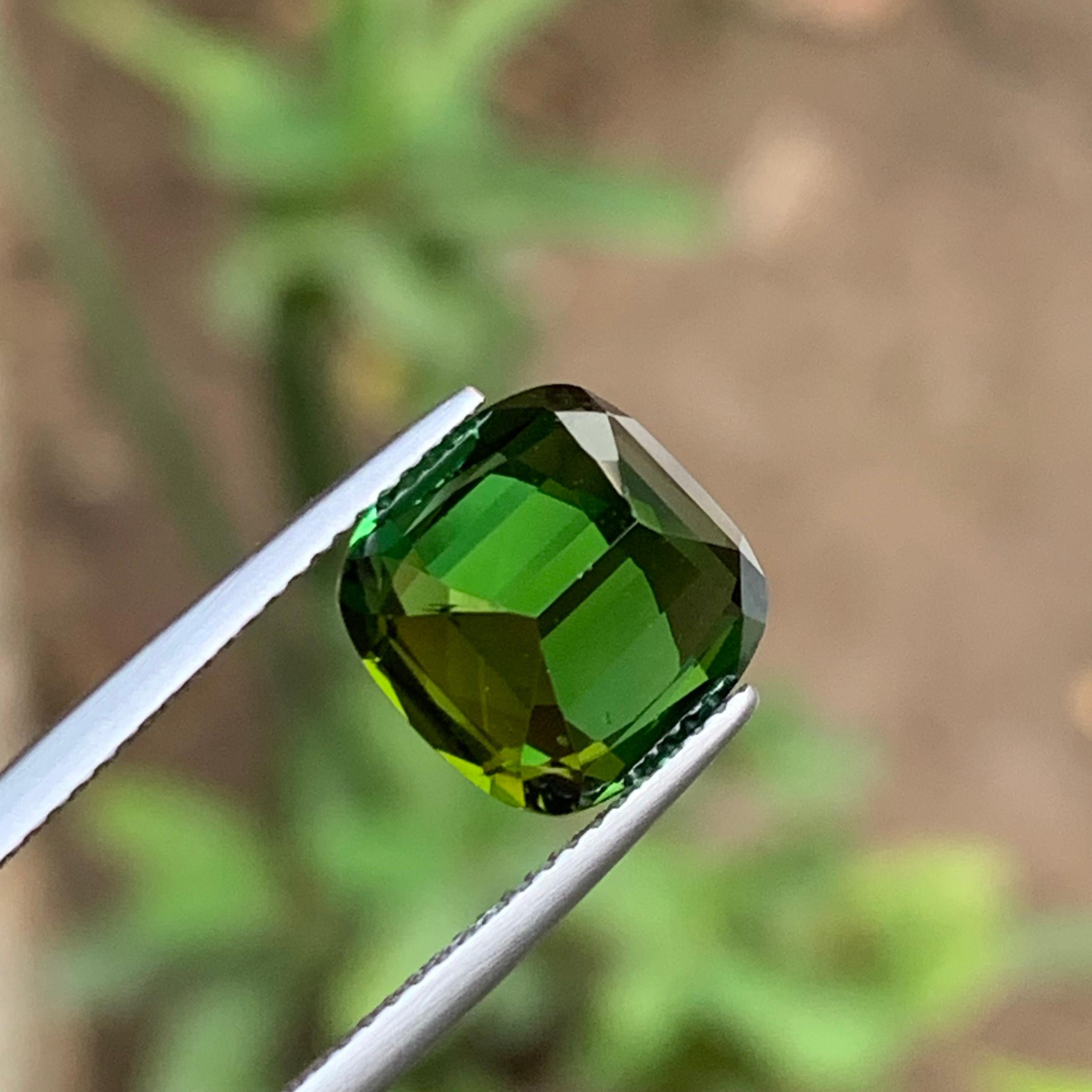 Gema de turmalina natural verde intenso 5,75 qt talla cojín  Anillo, Colgante en venta 4