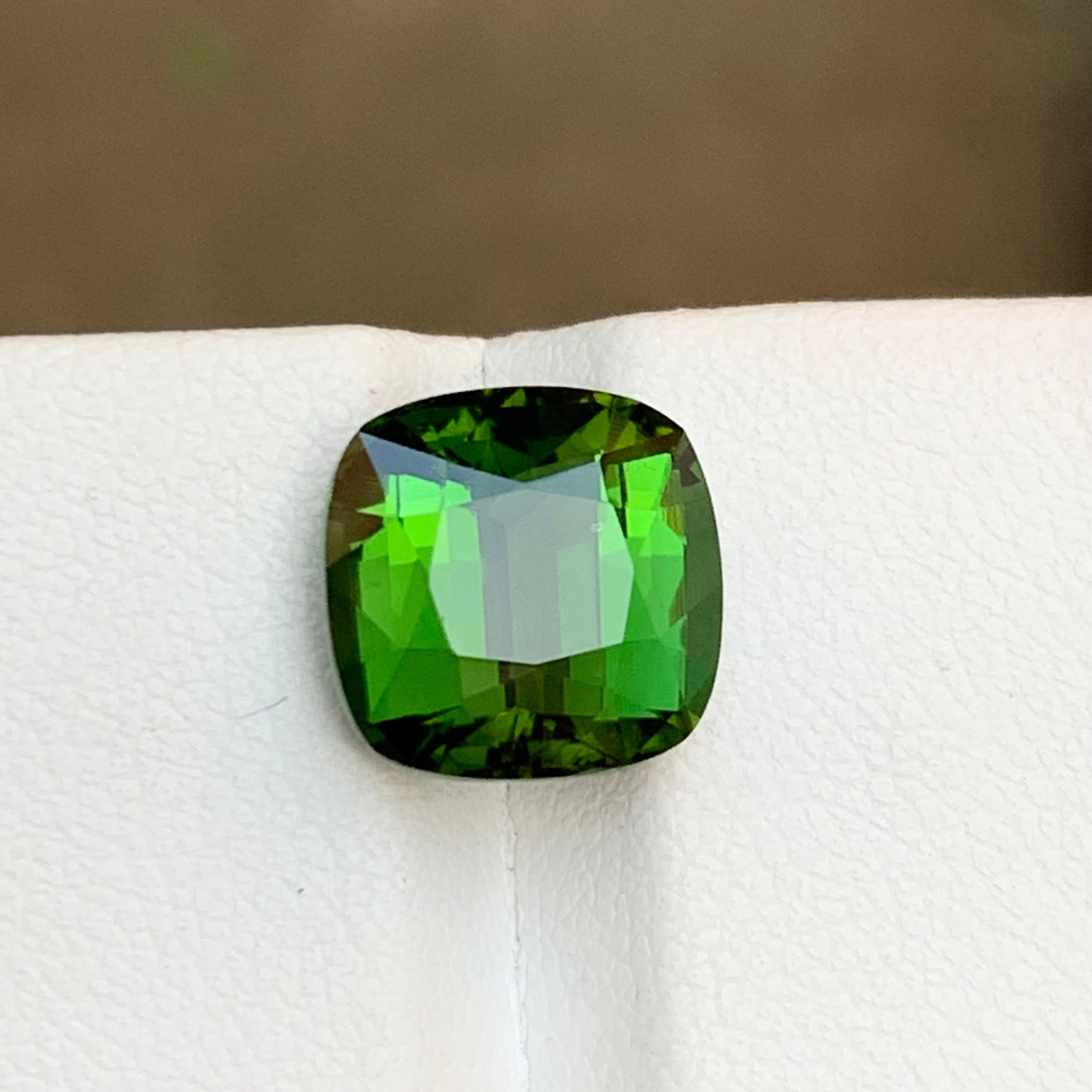 TIPO DE PIEDRA PRECIOSA Turmalina natural 
PIEZA(S): 1
PESO: 5,75 quilates
FORMA Cojín
TAMAÑO (MM): 10,39 x 10,56 x 7,16
COLOR: Verde intenso rico
CLARIDAD: Aproximadamente limpia a los ojos
TRATAMIENTO: Ninguno
ORIGEN: Afganistán
CERTIFICADO: A
