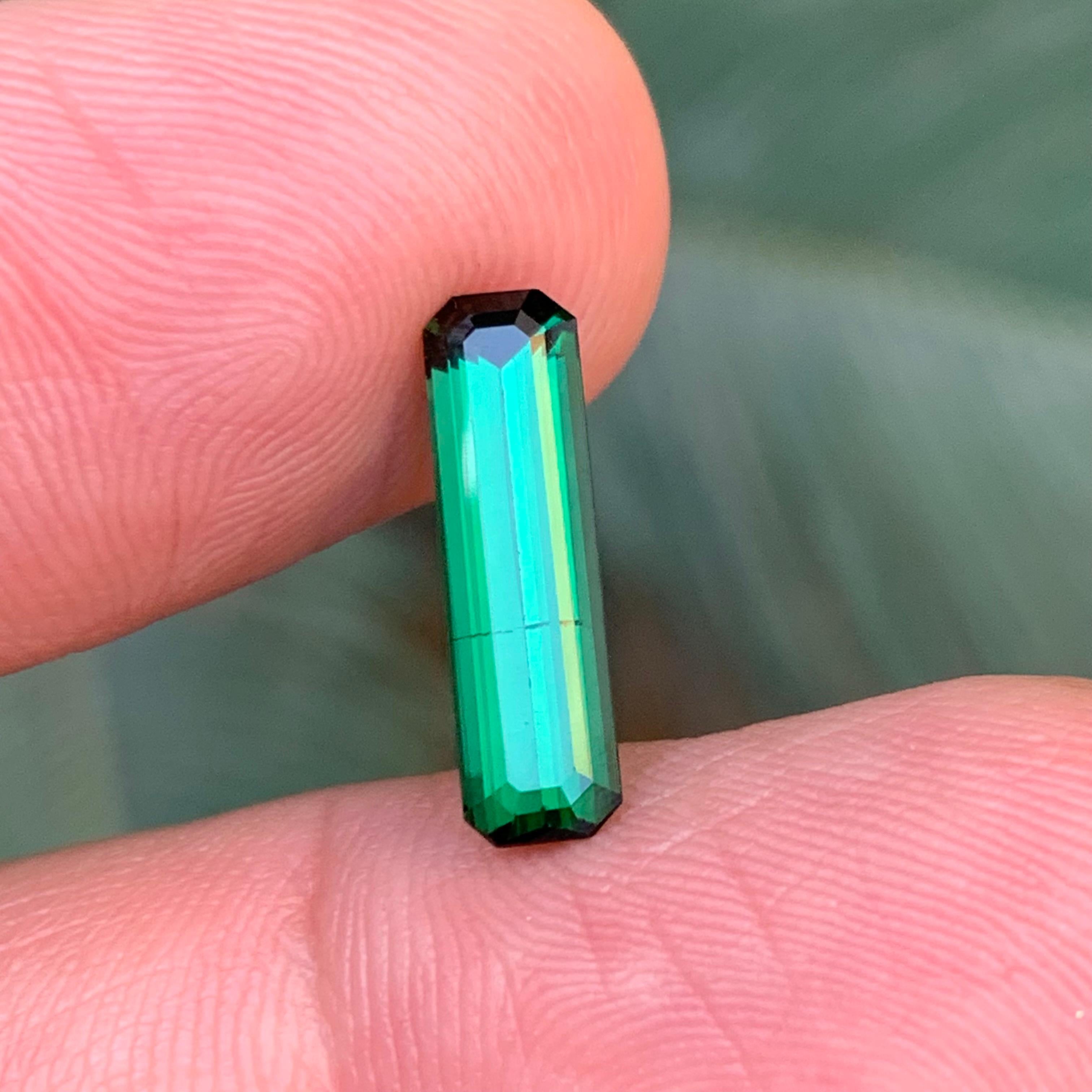 Tourmaline naturelle vert foncé pour bague, collier, pendentif, bracelet ou tout autre type de bijoux.

💎 TYPE DE PIERRE PRÉCIEUSE : Tourmaline
⚖️ POIDS : 2,65 Carats
🪚 SHAPE & CUT : Taille émeraude 
📏 TAILLE (MM) : 15,60 x 4,34 x 4,14
🌈 COLOR :